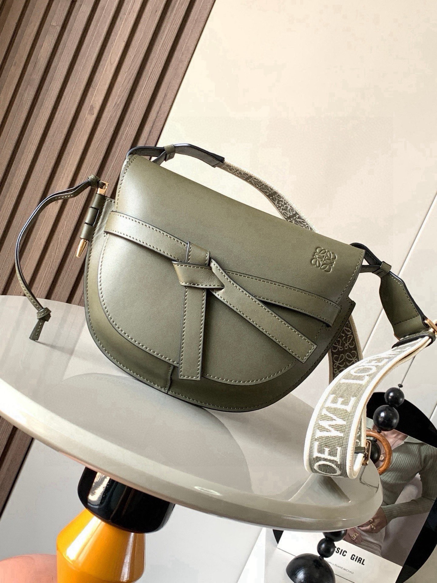 NO:853692,Popular small size 25CM new letter wide shoulder strap saddle bag Gate Duel handbag wide shoulder strap is simply the pen of the soul, giving gate a new life. The bag body is made of soft cow leather, removable and adjustable cowhide embroidered shoulder strap for single shoulder crossbody, waist bag and chest bag. The back and upper body are very elegant. The capacity is also very online. The bow is not only a decoration, but also the only socket on the bag cover. There is only one brand logo in the whole bag.  The bullet-type brass hosel has no other hardware accessories. It is completely made of high-end Western European traditional leather craftsmanship and design style. So it is lightweight and the shoulder straps can be adjusted in length. Girls of any height can handle it. This is very nice. Size 25CM~19CM~11.5CM. Style number 9004. Color green, Loewe, loewe, cowhide.19860909爆款小号25CM新款字母宽肩带马鞍包Gate Duel手袋寛肩带简直是灵魂之笔赋予了gate全新的生命包身采用柔软牛皮革精制而成可拆卸调节牛皮提绣花肩带单肩斜挎、腰包 胸包都非常~背上身很显气质 容量也非常在线 蝴蝶结不仅是装饰,也是包盖的唯一插口全包只有一个带品牌精致logo 的子弹头式黄铜插鞘没有其他五金配件,完全是高大上的西欧传统皮革工艺性和设计风格So自重轻便,肩带调节长度,任何身高妹纸都可驾驭,这点很nice了 尺寸25CM~19CM~11.5CM 款号9004 颜色绿色,罗意威,loewe,cowhide,Bag