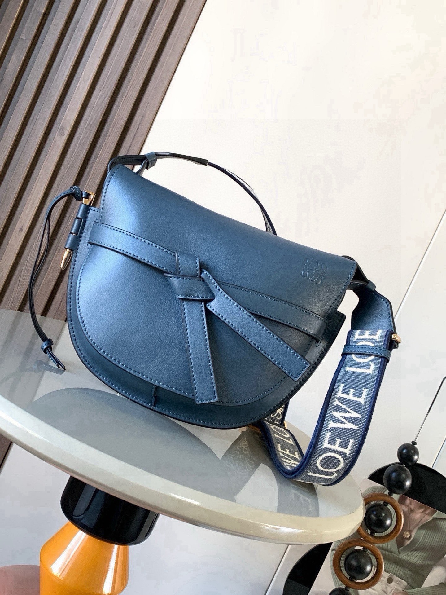 NO:853721,Popular small size 25CM new letter wide shoulder strap saddle bag Gate Duel handbag wide shoulder strap is simply the pen of the soul, giving gate a new life. The bag body is made of soft cow leather, removable and adjustable cowhide embroidered shoulder strap for single shoulder crossbody, waist bag and chest bag. The back and upper body are very elegant. The capacity is also very online. The bow is not only a decoration, but also the only socket on the bag cover. There is only one brand logo in the whole bag.  The bullet-type brass hosel has no other hardware accessories. It is completely made of high-end Western European traditional leather craftsmanship and design style. So it is lightweight and the shoulder straps can be adjusted in length. Girls of any height can control it. This is very nice. Size 25CM~19CM~11.5CM. Style No. 9004. Color: navy blue, Loewe, loewe, cowhide19860909爆款小号25CM新款字母宽肩带马鞍包Gate Duel手袋寛肩带简直是灵魂之笔赋予了gate全新的生命包身采用柔软牛皮革精制而成可拆卸调节牛皮提绣花肩带单肩斜挎、腰包 胸包都非常~背上身很显气质 容量也非常在线 蝴蝶结不仅是装饰,也是包盖的唯一插口全包只有一个带品牌精致logo 的子弹头式黄铜插鞘没有其他五金配件,完全是高大上的西欧传统皮革工艺性和设计风格So自重轻便,肩带调节长度,任何身高妹纸都可驾驭,这点很nice了 尺寸25CM~19CM~11.5CM 款号9004 颜色藏蓝色,罗意威,loewe,cowhide,Bag