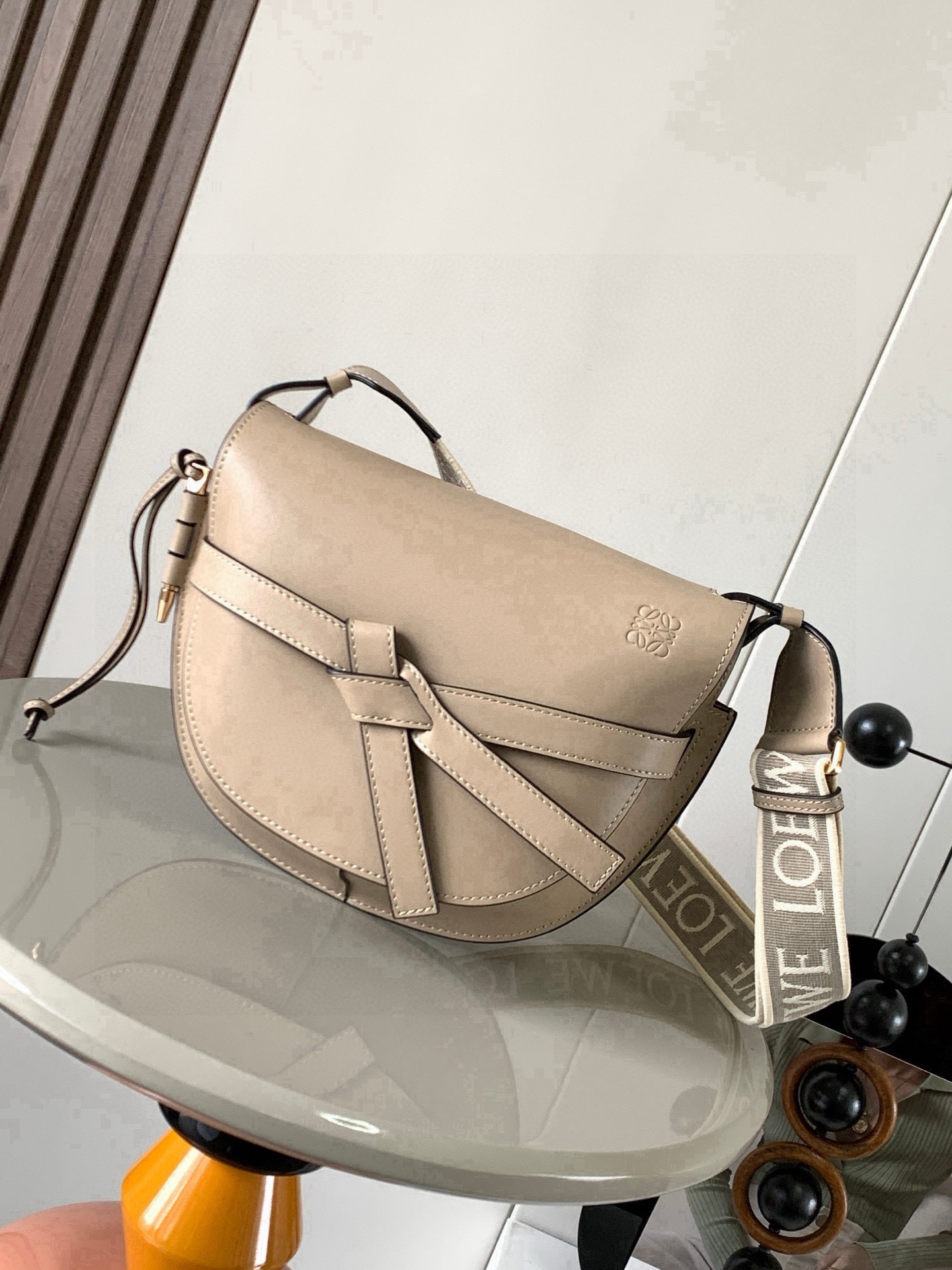 NO:853757,Popular small size 25CM new letter wide shoulder strap saddle bag Gate Duel handbag wide shoulder strap is simply the pen of the soul, giving gate a new life. The bag body is made of soft cow leather, removable and adjustable cowhide embroidered shoulder strap for single shoulder crossbody, waist bag and chest bag. The back and upper body are very elegant. The capacity is also very online. The bow is not only a decoration, but also the only socket on the bag cover. There is only one brand logo in the whole bag.  The bullet-type brass hosel has no other hardware accessories. It is completely made of high-end Western European traditional leather craftsmanship and design style. So it is lightweight and the shoulder straps can be adjusted in length. Girls of any height can control it. This is very nice. Size 25CM~19CM~11.5CM. Style No. 9004. Color: Mi Xing, Loewe, Loewe, Cowhide19860909爆款小号25CM新款字母宽肩带马鞍包Gate Duel手袋寛肩带简直是灵魂之笔赋予了gate全新的生命包身采用柔软牛皮革精制而成可拆卸调节牛皮提绣花肩带单肩斜挎、腰包 胸包都非常~背上身很显气质 容量也非常在线 蝴蝶结不仅是装饰,也是包盖的唯一插口全包只有一个带品牌精致logo 的子弹头式黄铜插鞘没有其他五金配件,完全是高大上的西欧传统皮革工艺性和设计风格So自重轻便,肩带调节长度,任何身高妹纸都可驾驭,这点很nice了 尺寸25CM~19CM~11.5CM 款号9004 颜色米杏,罗意威,loewe,cowhide,Bag