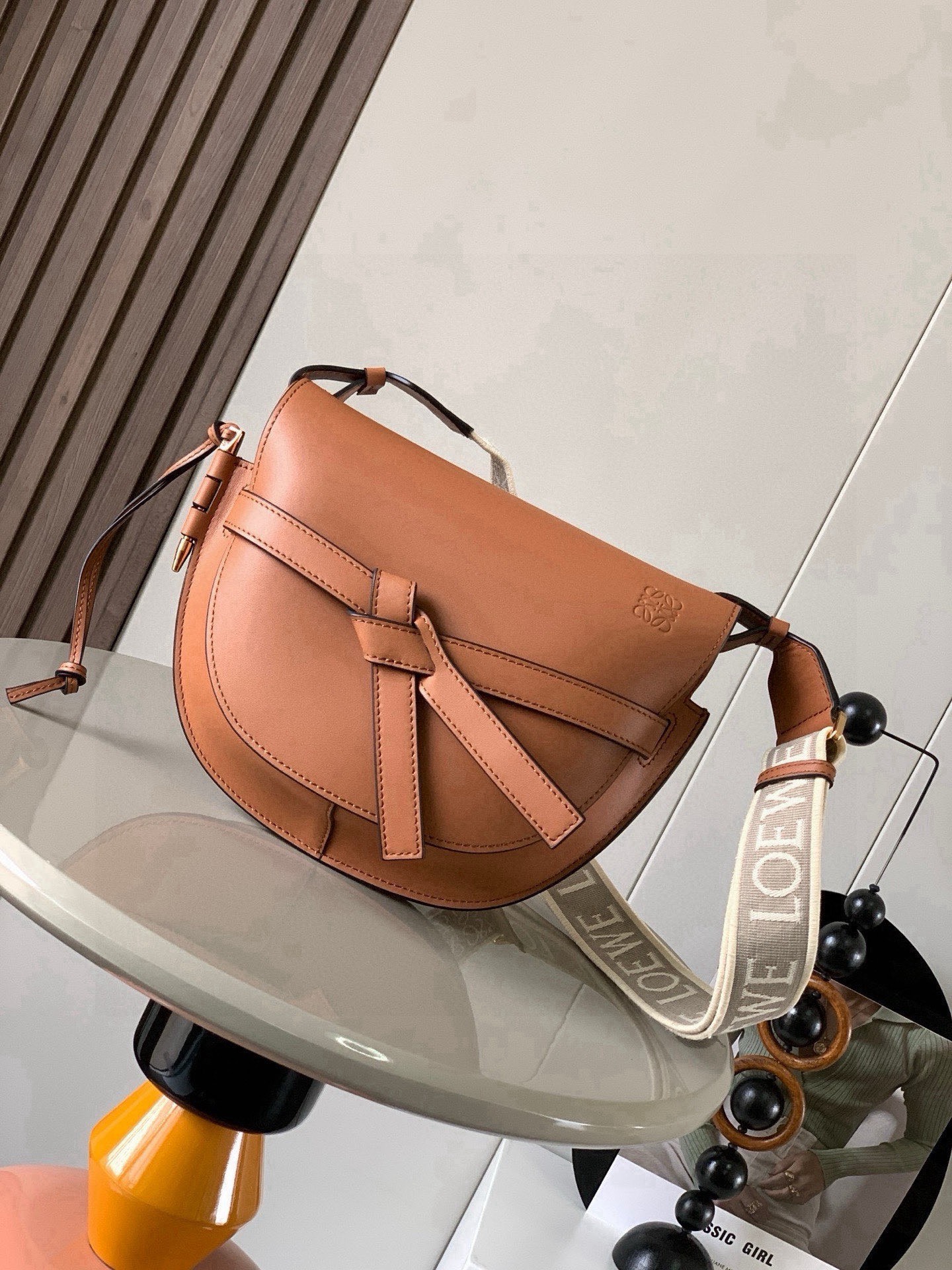 NO:853766,Popular small size 25CM new letter wide shoulder strap saddle bag Gate Duel handbag wide shoulder strap is simply the pen of the soul, giving gate a new life. The bag body is made of soft cow leather, removable and adjustable cowhide embroidered shoulder strap for single shoulder crossbody, waist bag and chest bag. The back and upper body are very elegant. The capacity is also very online. The bow is not only a decoration, but also the only socket on the bag cover. There is only one brand logo in the whole bag.  The bullet-type brass hosel has no other hardware accessories. It is completely made of high-end Western European traditional leather craftsmanship and design style. So it is lightweight and the shoulder straps can be adjusted in length. Girls of any height can control it. This is very nice. Size 25CM~19CM~11.5CM. Style No. 9004. Color Brown, Loewe, Loewe, Cowhide19860909爆款小号25CM新款字母宽肩带马鞍包Gate Duel手袋寛肩带简直是灵魂之笔赋予了gate全新的生命包身采用柔软牛皮革精制而成可拆卸调节牛皮提绣花肩带单肩斜挎、腰包 胸包都非常~背上身很显气质 容量也非常在线 蝴蝶结不仅是装饰,也是包盖的唯一插口全包只有一个带品牌精致logo 的子弹头式黄铜插鞘没有其他五金配件,完全是高大上的西欧传统皮革工艺性和设计风格So自重轻便,肩带调节长度,任何身高妹纸都可驾驭,这点很nice了 尺寸25CM~19CM~11.5CM 款号9004 颜色棕色,罗意威,loewe,cowhide,Bag