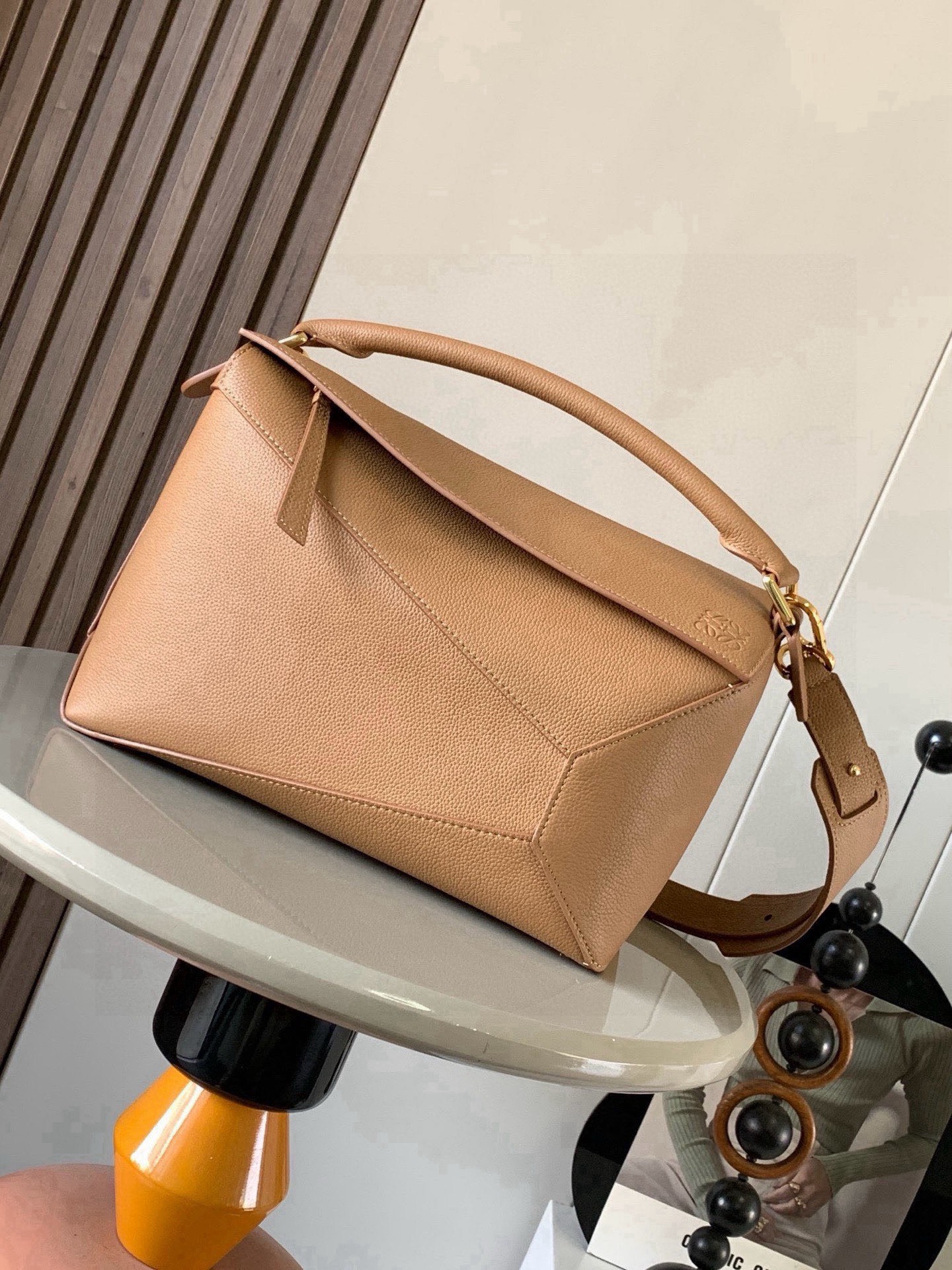 NO:853778,New version of geometric bag 29CMPuzzle handbag ~ imported cowhide Luojia's popular geometric bag Puzzle handbag is the first handbag launched by creative director Jonathan Ande for L0EWE. The rectangular shape and precise cutting technology created Puzzle's unique geometric lines, simple and elegant geometric design, fashionable and cool, sweet and salty original calf leather  The shape of the bag doesn't change, and it feels so comfortable that your upper body instantly looks up. The three-dimensional bag also contains extraordinary capacity, making it a popular item that you can never get enough of!  Size 29CM～19CM～12CM Style No. 9312 Color toffee, Loewe, loewe, loewe, cowhide19860909新版本几何包29CMPuzzle手袋～原厂进口牛皮 罗家爆款几何包Puzzle 手袋是创意总监乔纳森·安德森Jonathan Ande为 L0EWE 推出的首款手提包长方体形状和精确的切割技术创造了Puzzle 独特的几何线条简约大气的几何设计时髦中带着股酷劲,可甜可盐原厂小牛皮 包型都不变型手感舒适得没话说上身气质立马up～立体包型还蕴藏着非凡的容量是永远都囤不够的热门单品！ 尺寸29CM～19CM～12CM 款号9312 颜色太妃糖,罗意威,loewe,loewe,cowhide,Bag