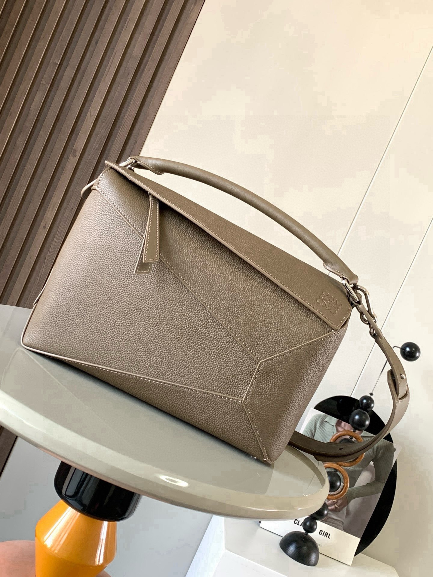 NO:853671,New version of geometric bag 29CMPuzzle handbag ~ imported cowhide Luojia's popular geometric bag Puzzle handbag is the first handbag launched by creative director Jonathan Ande for L0EWE. The rectangular shape and precise cutting technology created Puzzle's unique geometric lines, simple and elegant geometric design, fashionable and cool, sweet and salty original calf leather  The shape of the bag doesn't change, and it feels so comfortable that your upper body instantly looks up. The three-dimensional bag also contains extraordinary capacity, making it a popular item that you can never get enough of!  Size 29CM～19CM～12CM Style number 9312 Color winter brown, Loewe, loewe, loewe, cowhide19860909新版本几何包29CMPuzzle手袋～原厂进口牛皮 罗家爆款几何包Puzzle 手袋是创意总监乔纳森·安德森Jonathan Ande为 L0EWE 推出的首款手提包长方体形状和精确的切割技术创造了Puzzle 独特的几何线条简约大气的几何设计时髦中带着股酷劲,可甜可盐原厂小牛皮 包型都不变型手感舒适得没话说上身气质立马up～立体包型还蕴藏着非凡的容量是永远都囤不够的热门单品！ 尺寸29CM～19CM～12CM 款号9312 颜色冬季棕,罗意威,loewe,loewe,cowhide,Bag