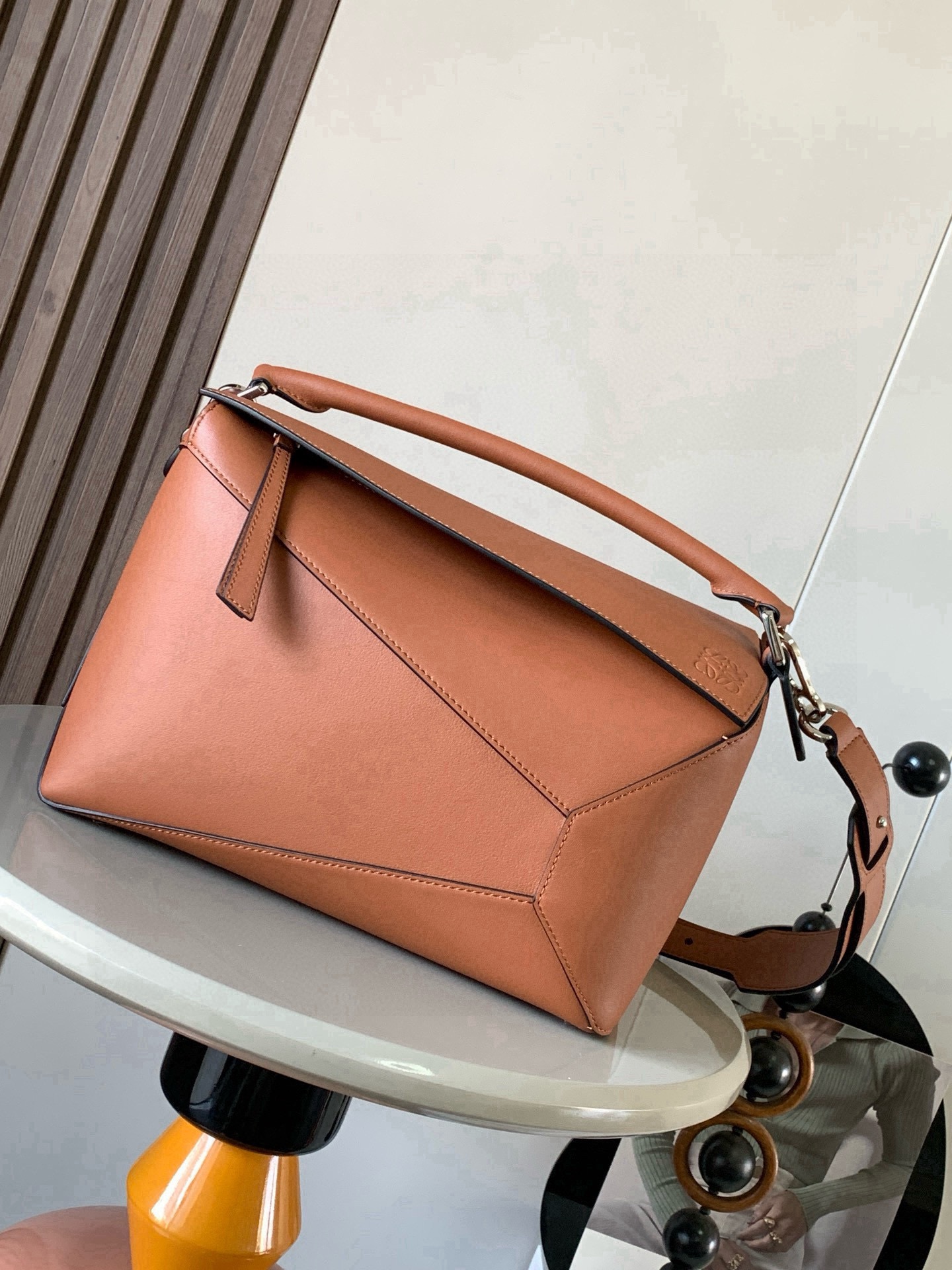 NO:853684,New version of geometric bag 29CMPuzzle handbag ~ imported cowhide Luojia's popular geometric bag Puzzle handbag is the first handbag launched by creative director Jonathan Ande for L0EWE. The rectangular shape and precise cutting technology created Puzzle's unique geometric lines, simple and elegant geometric design, fashionable and cool, sweet and salty original calf leather  The shape of the bag doesn't change, and it feels so comfortable that your upper body instantly looks up. The three-dimensional bag also contains extraordinary capacity, making it a popular item that you can never get enough of!  Size 29CM～19CM～12CM Style No. 9312 Color Brown plain weave, Loewe, loewe, loewe, cowhide19860909新版本几何包29CMPuzzle手袋～原厂进口牛皮 罗家爆款几何包Puzzle 手袋是创意总监乔纳森·安德森Jonathan Ande为 L0EWE 推出的首款手提包长方体形状和精确的切割技术创造了Puzzle 独特的几何线条简约大气的几何设计时髦中带着股酷劲,可甜可盐原厂小牛皮 包型都不变型手感舒适得没话说上身气质立马up～立体包型还蕴藏着非凡的容量是永远都囤不够的热门单品！ 尺寸29CM～19CM～12CM 款号9312 颜色棕色平纹,罗意威,loewe,loewe,cowhide,Bag