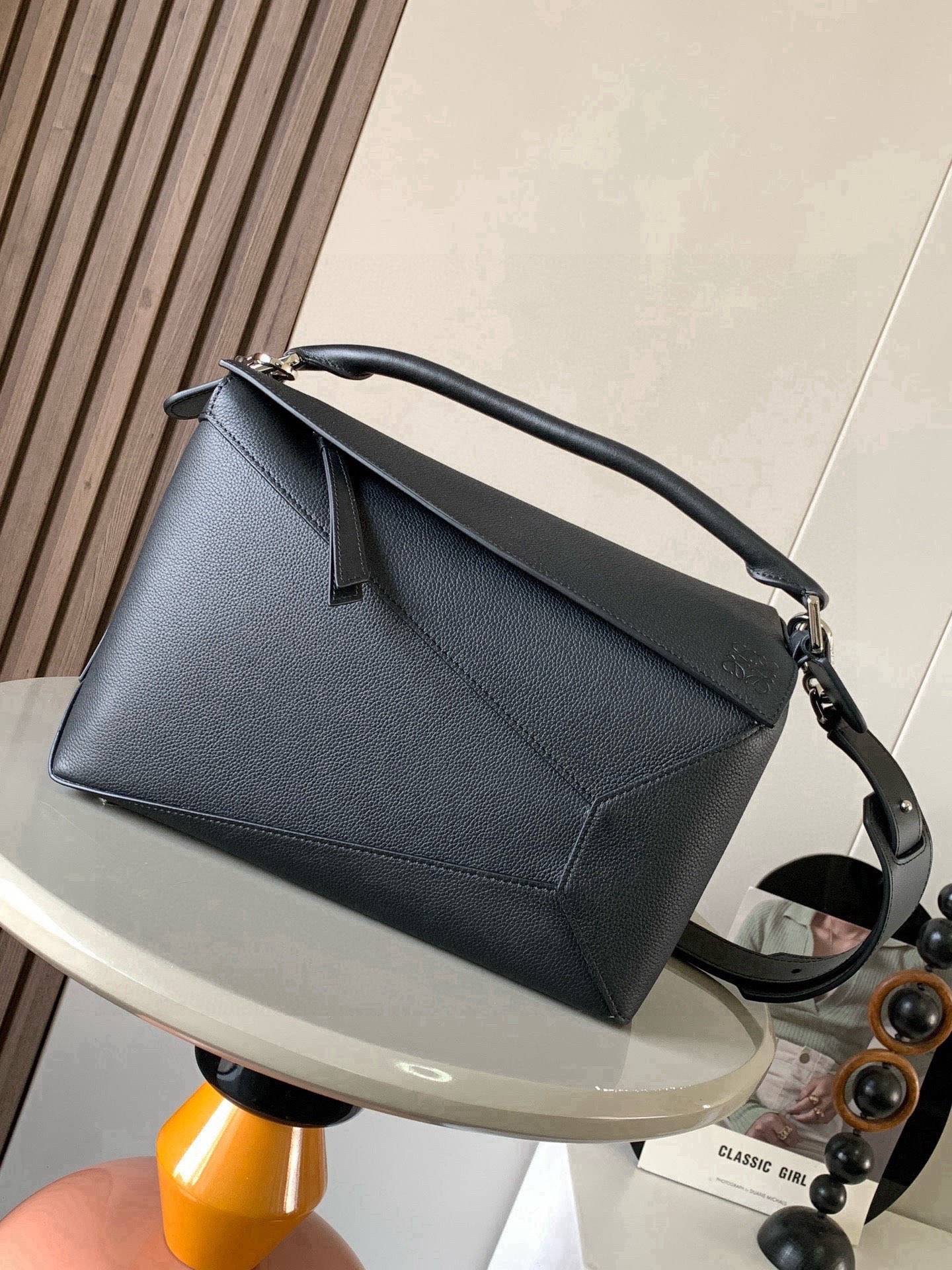NO:853708,New version of geometric bag 29CMPuzzle handbag ~ imported cowhide Luojia's popular geometric bag Puzzle handbag is the first handbag launched by creative director Jonathan Ande for L0EWE. The rectangular shape and precise cutting technology created Puzzle's unique geometric lines, simple and elegant geometric design, fashionable and cool, sweet and salty original calf leather  The shape of the bag doesn't change, and it feels so comfortable that your upper body instantly looks up. The three-dimensional bag also contains extraordinary capacity, making it a popular item that you can never get enough of!  Size 29CM～19CM～12CM Style No. 9312 Color Black Li, Loewe, loewe, loewe, cowhide19860909新版本几何包29CMPuzzle手袋～原厂进口牛皮 罗家爆款几何包Puzzle 手袋是创意总监乔纳森·安德森Jonathan Ande为 L0EWE 推出的首款手提包长方体形状和精确的切割技术创造了Puzzle 独特的几何线条简约大气的几何设计时髦中带着股酷劲,可甜可盐原厂小牛皮 包型都不变型手感舒适得没话说上身气质立马up～立体包型还蕴藏着非凡的容量是永远都囤不够的热门单品！ 尺寸29CM～19CM～12CM 款号9312 颜色黑色荔,罗意威,loewe,loewe,cowhide,Bag
