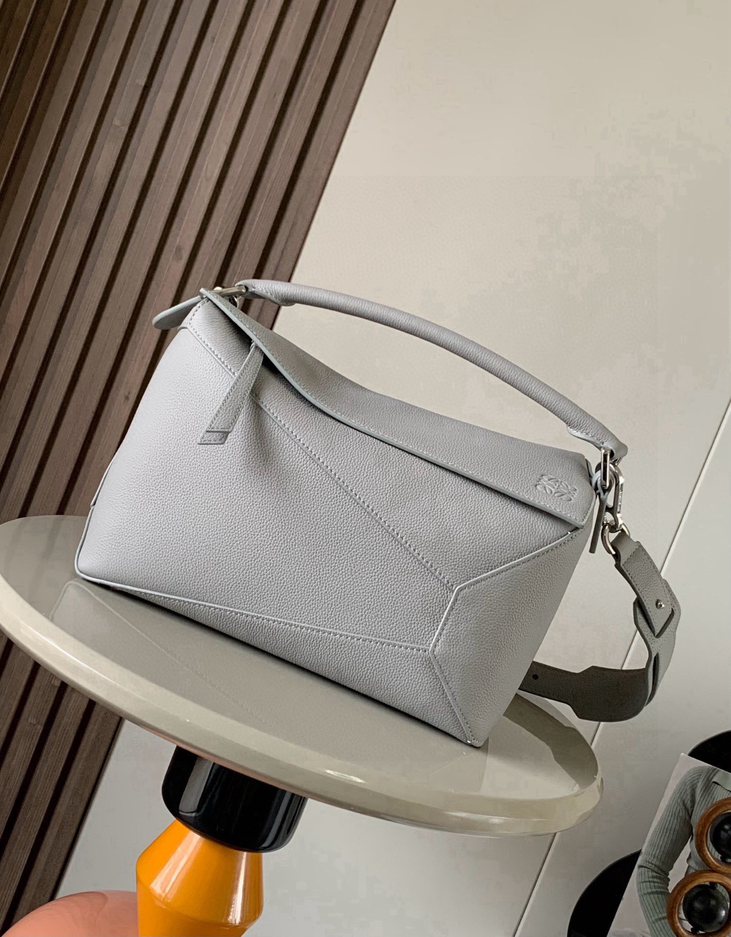 NO:853720,New version of geometric bag 29CMPuzzle handbag ~ imported cowhide Luojia's popular geometric bag Puzzle handbag is the first handbag launched by creative director Jonathan Ande for L0EWE. The rectangular shape and precise cutting technology created Puzzle's unique geometric lines, simple and elegant geometric design, fashionable and cool, sweet and salty original calf leather  The shape of the bag doesn't change, and it feels so comfortable that your upper body instantly looks up. The three-dimensional bag also contains extraordinary capacity, making it a popular item that you can never get enough of!  Size 29CM～19CM～12CM Style No. 9312 Color Gray Li, Loewe, loewe, loewe, cowhide19860909新版本几何包29CMPuzzle手袋～原厂进口牛皮 罗家爆款几何包Puzzle 手袋是创意总监乔纳森·安德森Jonathan Ande为 L0EWE 推出的首款手提包长方体形状和精确的切割技术创造了Puzzle 独特的几何线条简约大气的几何设计时髦中带着股酷劲,可甜可盐原厂小牛皮 包型都不变型手感舒适得没话说上身气质立马up～立体包型还蕴藏着非凡的容量是永远都囤不够的热门单品！ 尺寸29CM～19CM～12CM 款号9312 颜色灰色荔,罗意威,loewe,loewe,cowhide,Bag