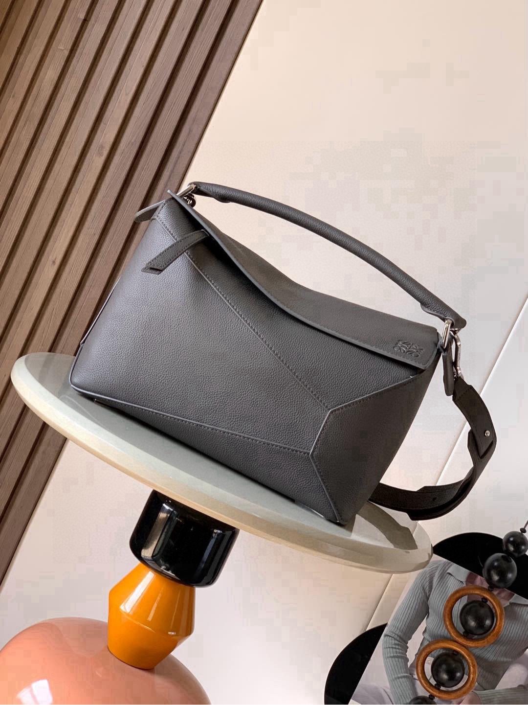 NO:853755,New version of geometric bag 29CMPuzzle handbag ~ imported cowhide Luojia's popular geometric bag Puzzle handbag is the first handbag launched by creative director Jonathan Ande for L0EWE. The rectangular shape and precise cutting technology created Puzzle's unique geometric lines, simple and elegant geometric design, fashionable and cool, sweet and salty original calf leather  The shape of the bag doesn't change, and it feels so comfortable that your upper body instantly looks up. The three-dimensional bag also contains extraordinary capacity, making it a popular item that you can never get enough of!  Size 29CM～19CM～12CM Style No. 9312 Color Gray Curry, Loewe, loewe, loewe, cowhide19860909新版本几何包29CMPuzzle手袋～原厂进口牛皮 罗家爆款几何包Puzzle 手袋是创意总监乔纳森·安德森Jonathan Ande为 L0EWE 推出的首款手提包长方体形状和精确的切割技术创造了Puzzle 独特的几何线条简约大气的几何设计时髦中带着股酷劲,可甜可盐原厂小牛皮 包型都不变型手感舒适得没话说上身气质立马up～立体包型还蕴藏着非凡的容量是永远都囤不够的热门单品！ 尺寸29CM～19CM～12CM 款号9312 颜色灰咖荔,罗意威,loewe,loewe,cowhide,Bag
