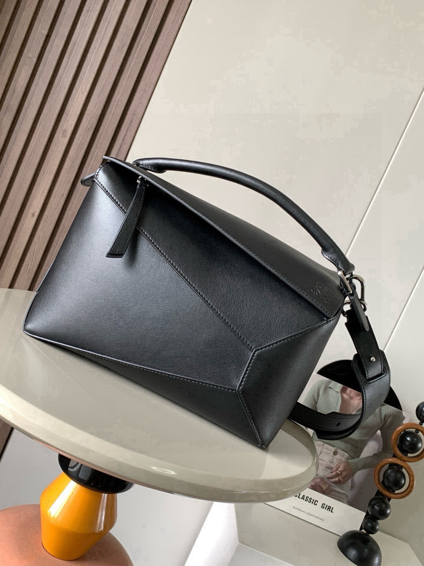 NO:853768,New version of geometric bag 29CMPuzzle handbag ~ imported cowhide Luojia's popular geometric bag Puzzle handbag is the first handbag launched by creative director Jonathan Ande for L0EWE. The rectangular shape and precise cutting technology created Puzzle's unique geometric lines, simple and elegant geometric design, fashionable and cool, sweet and salty original calf leather  The shape of the bag doesn't change, and it feels so comfortable that your upper body instantly looks up. The three-dimensional bag also contains extraordinary capacity, making it a popular item that you can never get enough of!  Size 29CM～19CM～12CM Style No. 9312 Color Black plain weave, Loewe, loewe, loewe, cowhide19860909新版本几何包29CMPuzzle手袋～原厂进口牛皮 罗家爆款几何包Puzzle 手袋是创意总监乔纳森·安德森Jonathan Ande为 L0EWE 推出的首款手提包长方体形状和精确的切割技术创造了Puzzle 独特的几何线条简约大气的几何设计时髦中带着股酷劲,可甜可盐原厂小牛皮 包型都不变型手感舒适得没话说上身气质立马up～立体包型还蕴藏着非凡的容量是永远都囤不够的热门单品！ 尺寸29CM～19CM～12CM 款号9312 颜色黑色平纹,罗意威,loewe,loewe,cowhide,Bag