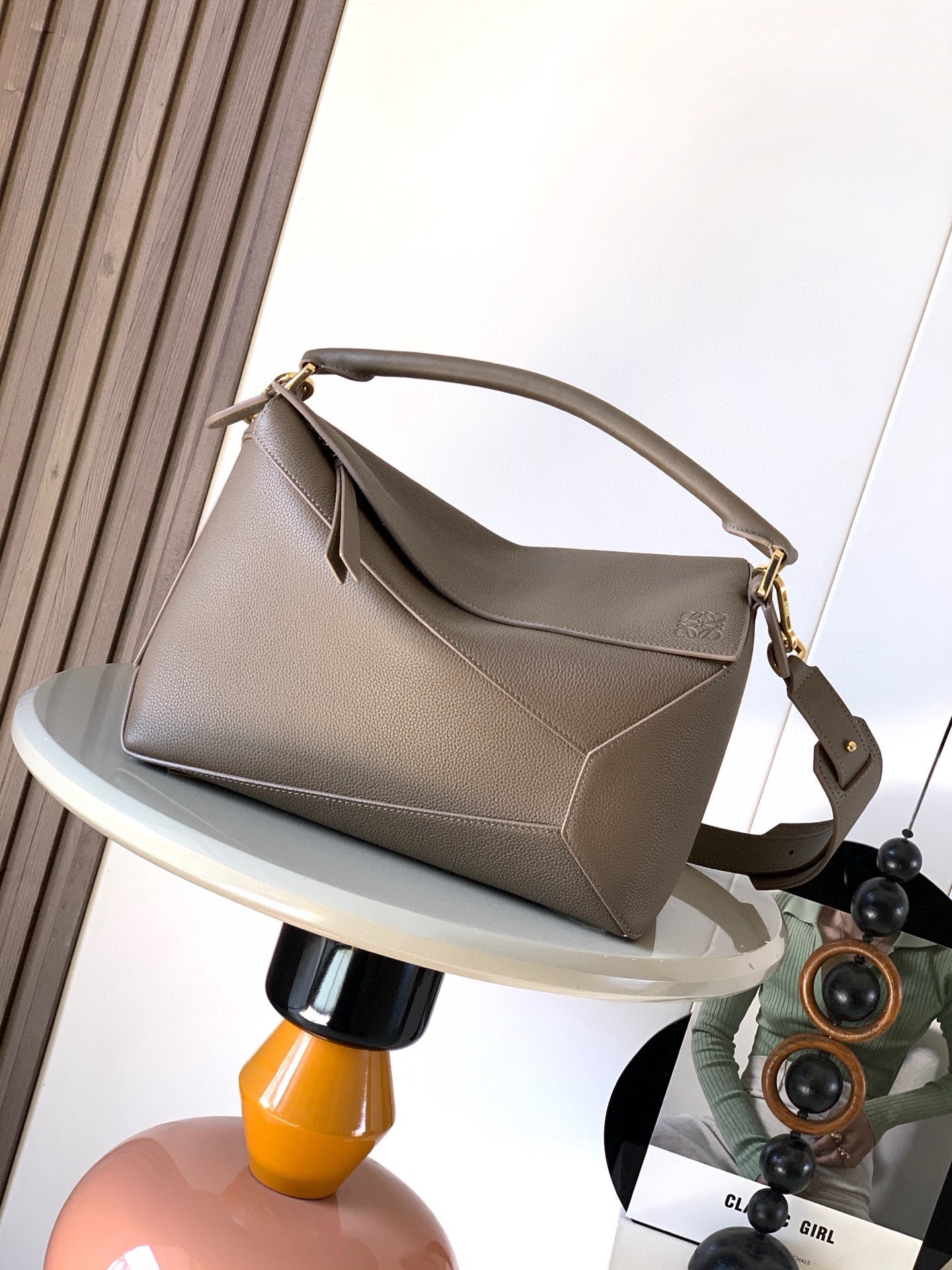 NO:853791,New version of geometric bag 29CMPuzzle handbag ~ imported cowhide Luojia's popular geometric bag Puzzle handbag is the first handbag launched by creative director Jonathan Ande for L0EWE. The rectangular shape and precise cutting technology created Puzzle's unique geometric lines, simple and elegant geometric design, fashionable and cool, sweet and salty original calf leather  The shape of the bag doesn't change, and it feels so comfortable that your upper body instantly looks up. The three-dimensional bag also contains extraordinary capacity, making it a popular item that you can never get enough of!  Size 29CM～19CM～12CM Style number 9312 Color taupe lychee, Loewe, loewe, loewe, cowhide19860909新版本几何包29CMPuzzle手袋～原厂进口牛皮 罗家爆款几何包Puzzle 手袋是创意总监乔纳森·安德森Jonathan Ande为 L0EWE 推出的首款手提包长方体形状和精确的切割技术创造了Puzzle 独特的几何线条简约大气的几何设计时髦中带着股酷劲,可甜可盐原厂小牛皮 包型都不变型手感舒适得没话说上身气质立马up～立体包型还蕴藏着非凡的容量是永远都囤不够的热门单品！ 尺寸29CM～19CM～12CM 款号9312 颜色灰褐色荔,罗意威,loewe,loewe,cowhide,Bag