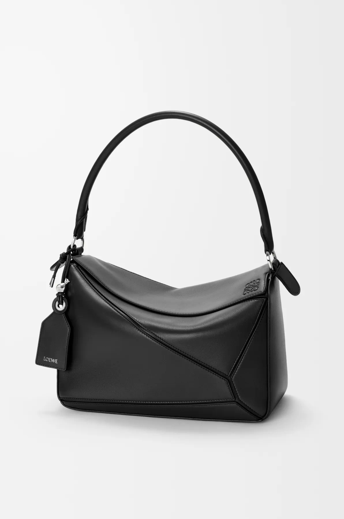 NO:853807,New geometric bag medium nappa sheepskin Featherlight uzzle handbag Featherlight uzzle Unique geometric lines outline the rectangular shape. Soft and lightweight Nappa leather injects a casual and lazy style into the handbag. This version comes with a shoulder strap, which injects new vitality into the design. *Can be worn on the shoulder or cross-body. Embossed, engraved words inside the plaque Size 29CM～19.5CM～12CM Style No. 9177 Color Black, Loewe, loewe, sheepskin19860909新款几何包中号納帕羊皮革 Featherlight uzzle 手袋Featherlight uzzle 以别具一格的几何线条勾勒长方体造型柔软轻盈的纳帕皮革为手袋注入随性慵懒的风格此版本配备肩带,为设计注入崭新活力*可肩背或斜挎*可拆卸可调节肩带饰有旋转卡扣“拉链开合,铰接式拉链头*可拆卸烫金或烫银标签饰有隐秘口袋和气球骰子*长方形金属脚钉*纳帕羊皮革衬里*Anagram 压纹、饰牌内部镌刻字样 尺寸29CM～19.5CM～12CM 款号9177 颜色黑色,罗意威,loewe,sheepskin,Bag