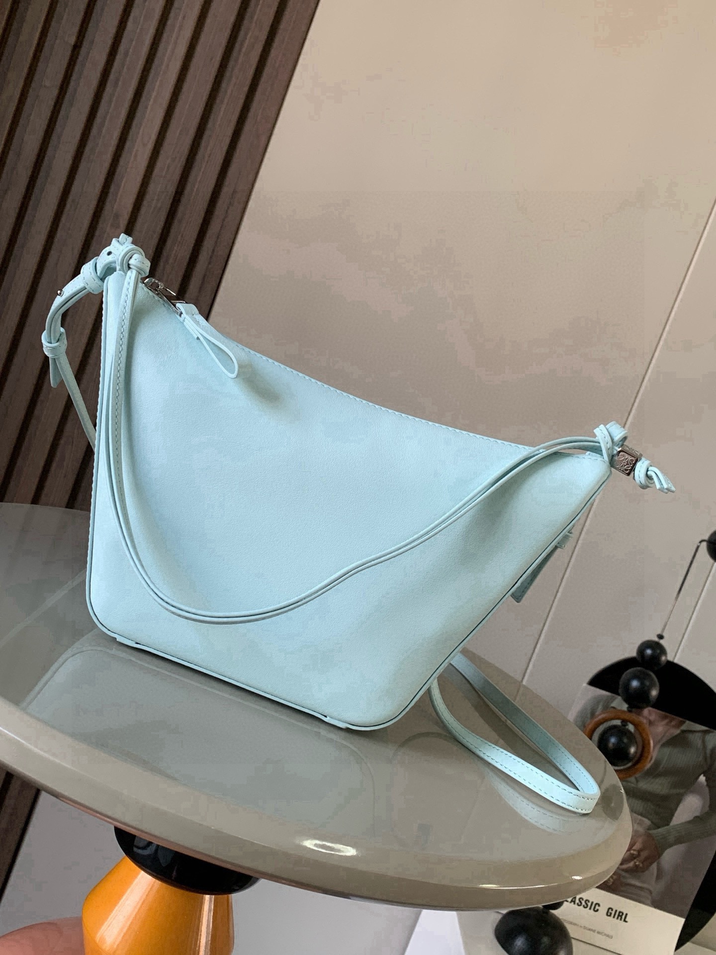 NO:853833,The popular HammockHobo handbag is a new hammock bag/underarm bag, which has three functions: portable, shoulder, and diagonal hanging!  There are many ways to DIY freely. The super versatile Hammock Hobo handbag deconstructs the design of the classic handbag that can easily change its shape, retaining the representative hammock shape, and creates a fashionable, versatile and ergonomic Hobo handbag. The upper body can only be so fragrant!  The two shoulder straps can be worn under the arm or cross-body. The whole body of the bag is super soft. The details include dice beading. The classic short front and long back, the characteristic small round hem, and the whole playful feel. This version is made of classic cow leather. The knotted cow leather strap can be personalized.  Size 28～19～9.5CM Style No. 9023 Color iceberg blue, Loewe, loewe, cowhide19860909爆款HammockHobo手袋新款吊床包/腋下包,一款三用:手提、肩背、斜挂！可以自由DIY玩法多多,超级百搭Hammock Hobo手袋将经典手袋能轻松改变形状的设计进行解构保留颇具代表性的吊床造型,打造出一款时尚百搭且符合人体工学的 Hobo 手袋上身只能太香了！两根肩带可以腋下也可以斜挎包身全牛皮超级柔软,细节之处有的骰子串珠经典的前短后长,特色的小圆摆,一整个俏皮感此版本采用经典牛皮革制成,打结牛皮革带子可进行个性化设计＊可肩背、斜背或手提＊拉链开合＊牛皮革拉链头＊人字纹棉质帆布衬里＊ 尺寸28～19～9.5CM 款号9023 颜色冰山蓝,罗意威,loewe,cowhide,Bag