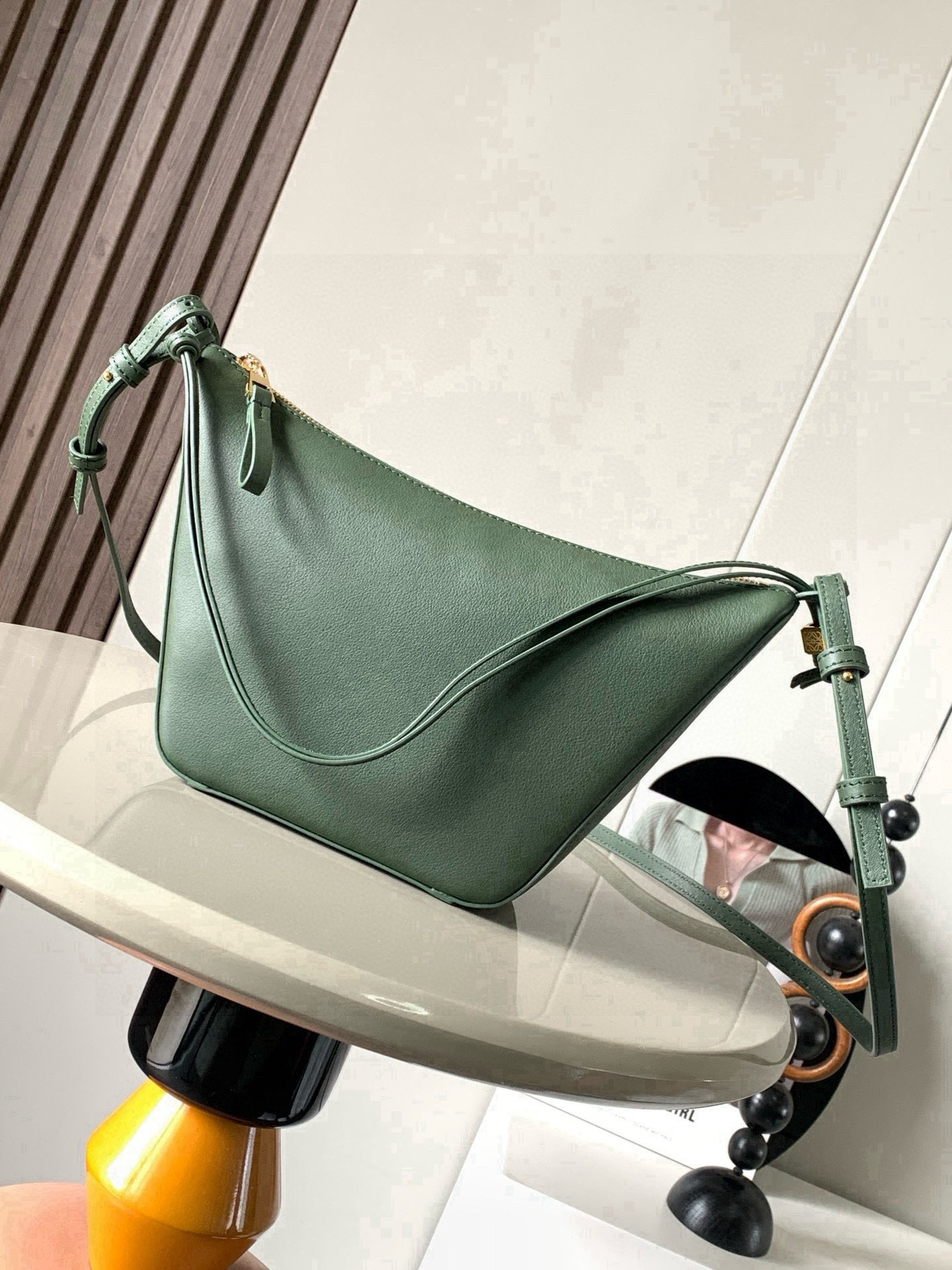 NO:853845,The popular HammockHobo handbag is a new hammock bag/underarm bag, which has three functions: portable, shoulder, and diagonal hanging!  There are many ways to DIY freely. The super versatile Hammock Hobo handbag deconstructs the design of the classic handbag that can easily change its shape, retaining the representative hammock shape, and creates a fashionable, versatile and ergonomic Hobo handbag. The upper body can only be so fragrant!  The two shoulder straps can be worn under the arm or cross-body. The whole body of the bag is super soft. The details include dice beading. The classic short front and long back, the characteristic small round hem, and the whole playful feel. This version is made of classic cow leather. The knotted cow leather strap can be personalized.  Size 28～19～9.5CM Style number 9023 Color retro green, Loewe, loewe, cowhide19860909爆款HammockHobo手袋新款吊床包/腋下包,一款三用:手提、肩背、斜挂！可以自由DIY玩法多多,超级百搭Hammock Hobo手袋将经典手袋能轻松改变形状的设计进行解构保留颇具代表性的吊床造型,打造出一款时尚百搭且符合人体工学的 Hobo 手袋上身只能太香了！两根肩带可以腋下也可以斜挎包身全牛皮超级柔软,细节之处有的骰子串珠经典的前短后长,特色的小圆摆,一整个俏皮感此版本采用经典牛皮革制成,打结牛皮革带子可进行个性化设计＊可肩背、斜背或手提＊拉链开合＊牛皮革拉链头＊人字纹棉质帆布衬里＊ 尺寸28～19～9.5CM 款号9023 颜色复古绿,罗意威,loewe,cowhide,Bag