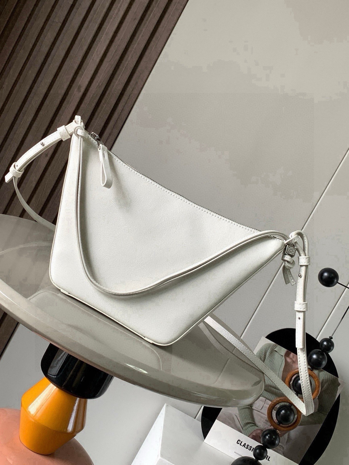 NO:853869,The popular HammockHobo handbag is a new hammock bag/underarm bag, which has three functions: portable, shoulder, and diagonal hanging!  There are many ways to DIY freely. The super versatile Hammock Hobo handbag deconstructs the design of the classic handbag that can easily change its shape, retaining the representative hammock shape, and creates a fashionable, versatile and ergonomic Hobo handbag. The upper body can only be so fragrant!  The two shoulder straps can be worn under the arm or cross-body. The whole body of the bag is super soft. The details include dice beading. The classic short front and long back, the characteristic small round hem, and the whole playful feel. This version is made of classic cow leather. The knotted cow leather strap can be personalized.  Size 28～19～9.5CM Style No. 9023 Color soft white, Loewe, loewe, cowhide19860909爆款HammockHobo手袋新款吊床包/腋下包,一款三用:手提、肩背、斜挂！可以自由DIY玩法多多,超级百搭Hammock Hobo手袋将经典手袋能轻松改变形状的设计进行解构保留颇具代表性的吊床造型,打造出一款时尚百搭且符合人体工学的 Hobo 手袋上身只能太香了！两根肩带可以腋下也可以斜挎包身全牛皮超级柔软,细节之处有的骰子串珠经典的前短后长,特色的小圆摆,一整个俏皮感此版本采用经典牛皮革制成,打结牛皮革带子可进行个性化设计＊可肩背、斜背或手提＊拉链开合＊牛皮革拉链头＊人字纹棉质帆布衬里＊ 尺寸28～19～9.5CM 款号9023 颜色柔白色,罗意威,loewe,cowhide,Bag