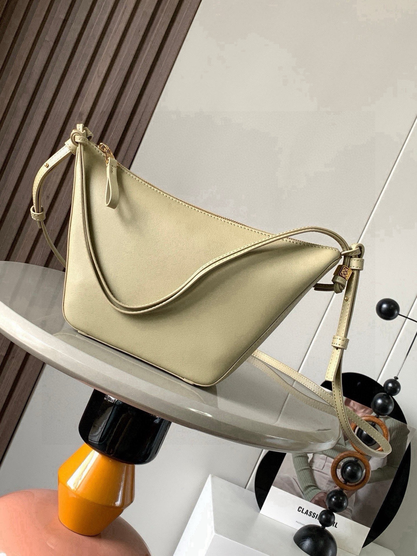 NO:853883,The popular HammockHobo handbag is a new hammock bag/underarm bag, which has three functions: portable, shoulder, and diagonal hanging!  There are many ways to DIY freely. The super versatile Hammock Hobo handbag deconstructs the design of the classic handbag that can easily change its shape, retaining the representative hammock shape, and creates a fashionable, versatile and ergonomic Hobo handbag. The upper body can only be so fragrant!  The two shoulder straps can be worn under the arm or cross-body. The whole body of the bag is super soft. The details include dice beading. The classic short front and long back, the characteristic small round hem, and the whole playful feel. This version is made of classic cow leather. The knotted cow leather strap can be personalized.  Size 28～19～9.5CM Style No. 9023 Color Clay green, Loewe, loewe, cowhide19860909爆款HammockHobo手袋新款吊床包/腋下包,一款三用:手提、肩背、斜挂！可以自由DIY玩法多多,超级百搭Hammock Hobo手袋将经典手袋能轻松改变形状的设计进行解构保留颇具代表性的吊床造型,打造出一款时尚百搭且符合人体工学的 Hobo 手袋上身只能太香了！两根肩带可以腋下也可以斜挎包身全牛皮超级柔软,细节之处有的骰子串珠经典的前短后长,特色的小圆摆,一整个俏皮感此版本采用经典牛皮革制成,打结牛皮革带子可进行个性化设计＊可肩背、斜背或手提＊拉链开合＊牛皮革拉链头＊人字纹棉质帆布衬里＊ 尺寸28～19～9.5CM 款号9023 颜色粘土绿,罗意威,loewe,cowhide,Bag