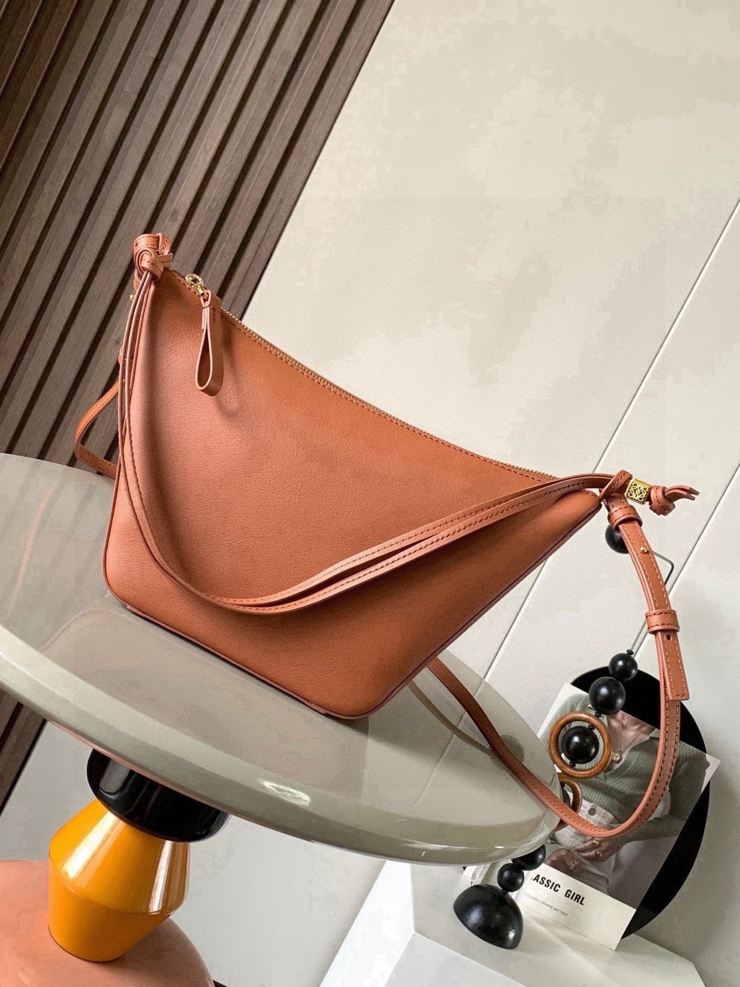 NO:853896,The popular HammockHobo handbag is a new hammock bag/underarm bag, which has three functions: portable, shoulder, and diagonal hanging!  There are many ways to DIY freely. The super versatile Hammock Hobo handbag deconstructs the design of the classic handbag that can easily change its shape, retaining the representative hammock shape, and creates a fashionable, versatile and ergonomic Hobo handbag. The upper body can only be so fragrant!  The two shoulder straps can be worn under the arm or cross-body. The whole body of the bag is super soft. The details include dice beading. The classic short front and long back, the characteristic small round hem, and the whole playful feel. This version is made of classic cow leather. The knotted cow leather strap can be personalized.  Size 28～19～9.5CM Style No. 9023 Color brown, Loewe, loewe, cowhide19860909爆款HammockHobo手袋新款吊床包/腋下包,一款三用:手提、肩背、斜挂！可以自由DIY玩法多多,超级百搭Hammock Hobo手袋将经典手袋能轻松改变形状的设计进行解构保留颇具代表性的吊床造型,打造出一款时尚百搭且符合人体工学的 Hobo 手袋上身只能太香了！两根肩带可以腋下也可以斜挎包身全牛皮超级柔软,细节之处有的骰子串珠经典的前短后长,特色的小圆摆,一整个俏皮感此版本采用经典牛皮革制成,打结牛皮革带子可进行个性化设计＊可肩背、斜背或手提＊拉链开合＊牛皮革拉链头＊人字纹棉质帆布衬里＊ 尺寸28～19～9.5CM 款号9023 颜色棕色,罗意威,loewe,cowhide,Bag