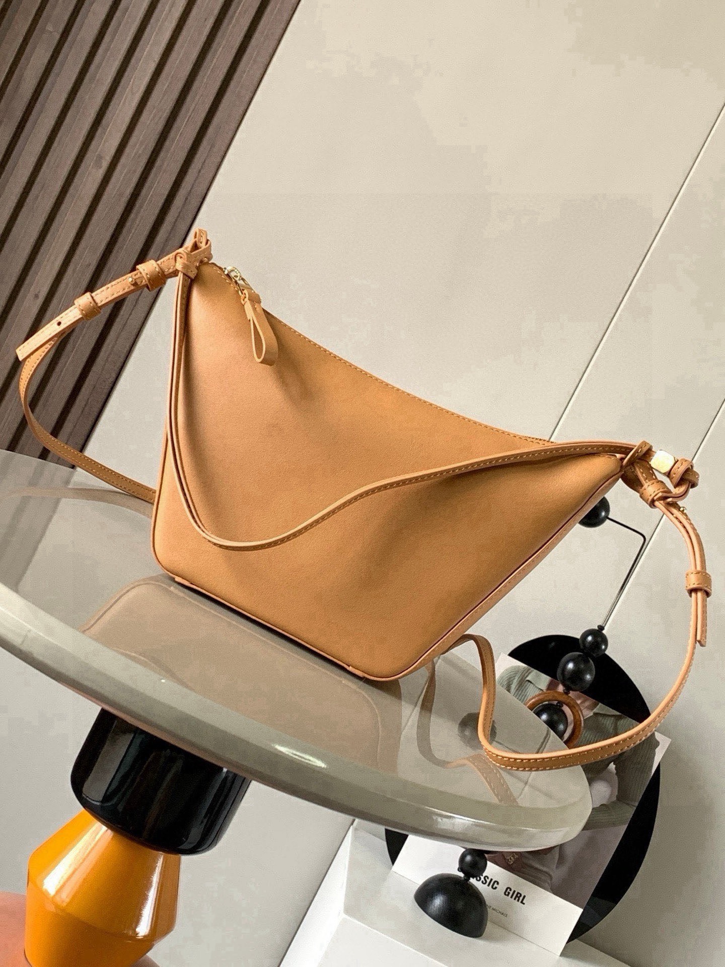 NO:853907,The popular HammockHobo handbag is a new hammock bag/underarm bag, which has three functions: portable, shoulder, and diagonal hanging!  There are many ways to DIY freely. The super versatile Hammock Hobo handbag deconstructs the design of the classic handbag that can easily change its shape, retaining the representative hammock shape, and creates a fashionable, versatile and ergonomic Hobo handbag. The upper body can only be so fragrant!  The two shoulder straps can be worn under the arm or cross-body. The whole body of the bag is super soft. The details include dice beading. The classic short front and long back, the characteristic small round hem, and the whole playful feel. This version is made of classic cow leather. The knotted cow leather strap can be personalized.  Size 28～19～9.5CM Style No. 9023 Color Warm Sand Yellow, Loewe, Loewe, Cowhide19860909爆款HammockHobo手袋新款吊床包/腋下包,一款三用:手提、肩背、斜挂！可以自由DIY玩法多多,超级百搭Hammock Hobo手袋将经典手袋能轻松改变形状的设计进行解构保留颇具代表性的吊床造型,打造出一款时尚百搭且符合人体工学的 Hobo 手袋上身只能太香了！两根肩带可以腋下也可以斜挎包身全牛皮超级柔软,细节之处有的骰子串珠经典的前短后长,特色的小圆摆,一整个俏皮感此版本采用经典牛皮革制成,打结牛皮革带子可进行个性化设计＊可肩背、斜背或手提＊拉链开合＊牛皮革拉链头＊人字纹棉质帆布衬里＊ 尺寸28～19～9.5CM 款号9023 颜色暖沙黄,罗意威,loewe,cowhide,Bag