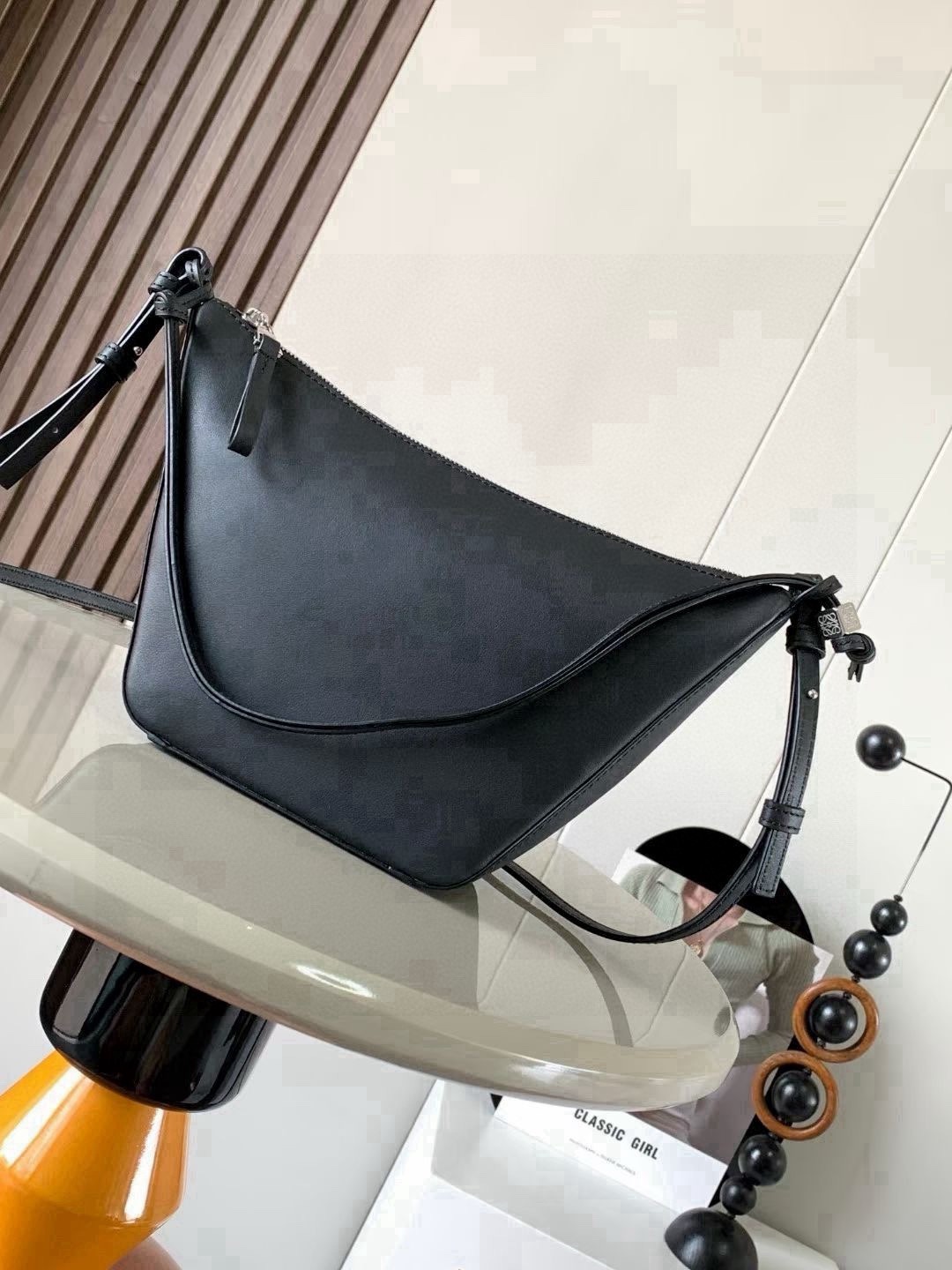 NO:853792,The popular HammockHobo handbag is a new hammock bag/underarm bag, which has three functions: portable, shoulder, and diagonal hanging!  There are many ways to DIY freely. The super versatile Hammock Hobo handbag deconstructs the design of the classic handbag that can easily change its shape, retaining the representative hammock shape, and creates a fashionable, versatile and ergonomic Hobo handbag. The upper body can only be so fragrant!  The two shoulder straps can be worn under the arm or cross-body. The whole body of the bag is super soft. The details include dice beading. The classic short front and long back, the characteristic small round hem, and the whole playful feel. This version is made of classic cow leather. The knotted cow leather strap can be personalized.  Size 28～19～9.5CM Style No. 9023 Color black, Loewe, loewe, cowhide19860909爆款HammockHobo手袋新款吊床包/腋下包,一款三用:手提、肩背、斜挂！可以自由DIY玩法多多,超级百搭Hammock Hobo手袋将经典手袋能轻松改变形状的设计进行解构保留颇具代表性的吊床造型,打造出一款时尚百搭且符合人体工学的 Hobo 手袋上身只能太香了！两根肩带可以腋下也可以斜挎包身全牛皮超级柔软,细节之处有的骰子串珠经典的前短后长,特色的小圆摆,一整个俏皮感此版本采用经典牛皮革制成,打结牛皮革带子可进行个性化设计＊可肩背、斜背或手提＊拉链开合＊牛皮革拉链头＊人字纹棉质帆布衬里＊ 尺寸28～19～9.5CM 款号9023 颜色黑色,罗意威,loewe,cowhide,Bag