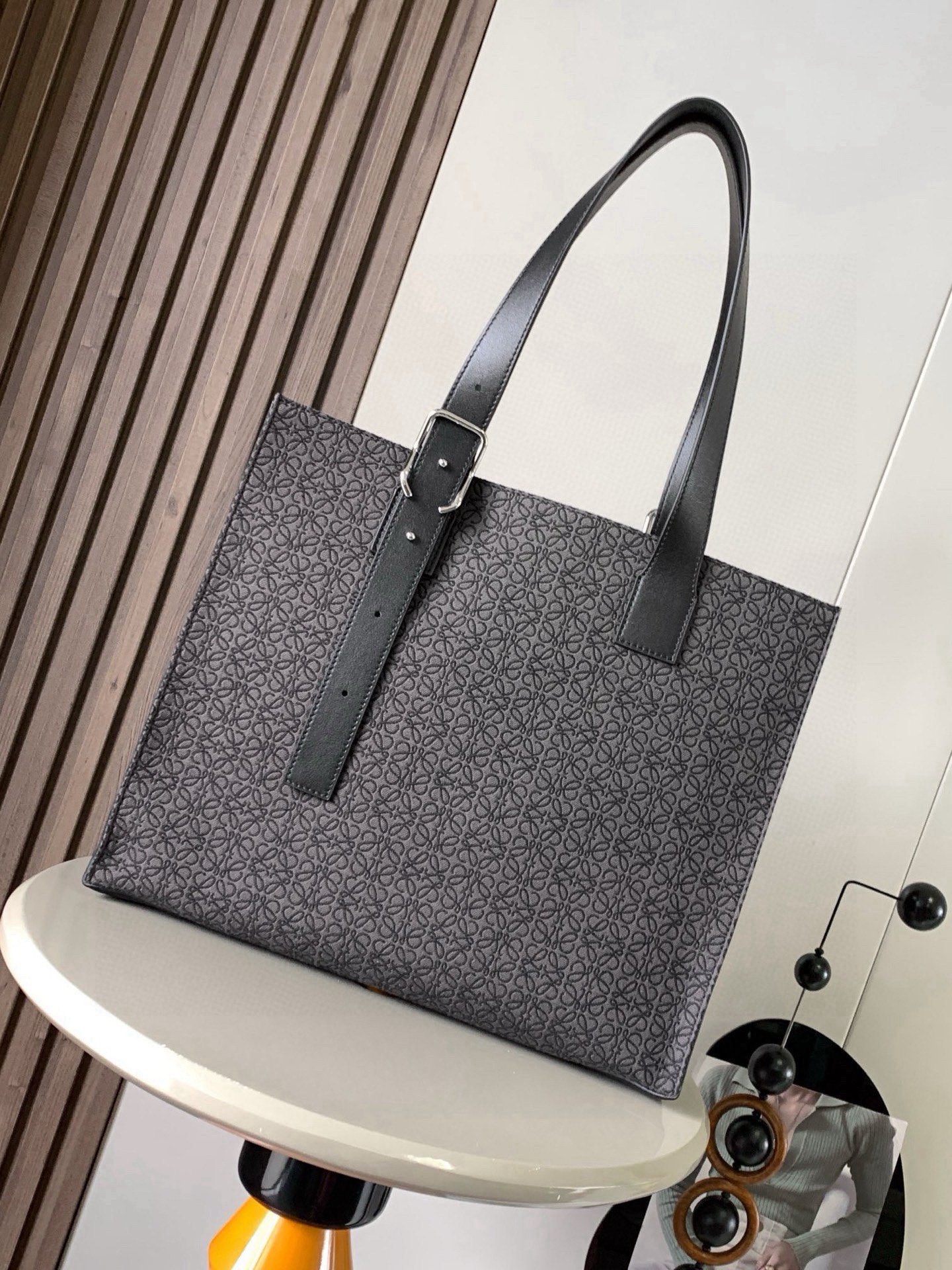NO:853831,LOEWE presbyopic handbag-Buckle  The tote bag is a slim and lightweight handbag with a jacquard body and cow leather bottom. It has a unique asymmetrical top handle and buckle, hence the name. This version is made of classic cow leather.  It is light and comfortable to carry on the shoulder. The bag can hold a 15-inch computer + iPad without any pressure. It does not affect the shape of the bag. It is three-dimensional and tangible and feels practical when held in the hand. The capacity is large and the length of the hand strap can be flexibly adjusted. Herringbone pattern cotton canvas lining*  Anagram embossed size 38.7cm～9.2cm～32.9cm style number 9053 color black flower, Loewe, loewe, loewe, cowhide19860909LOEWE 老花手提-Buckle tote托特手袋是一款纤巧轻便的手提包,包身提花布手提和底部是牛皮革配有独特的不对称顶部提手和搭扣包袋因此而得名此版本采用经典牛皮革制成.＊可肩背或手提＊可调节提手单独拎包身不算轻盈,手提肩背都很舒适,包身能装15寸一下电脑+iPad毫无压力放不放东西都不会影响包型,整体立体有形拿到手里感觉大气实用,容量大同时又可以灵活调整手提带长度人字纹棉质帆布衬里＊ Anagram 压纹 尺寸38.7cm～9.2cm～32.9cm 款号9053 颜色黑色小花,罗意威,loewe,loewe,cowhide,Bag