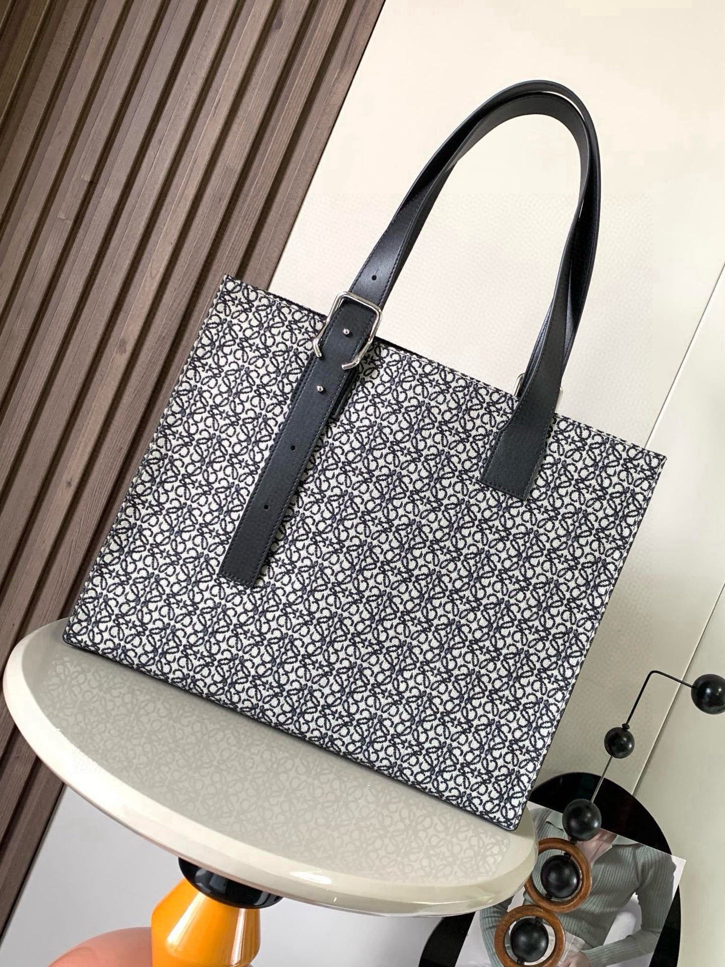 NO:853844,LOEWE presbyopic handbag-Buckle  The tote bag is a slim and lightweight handbag with a jacquard body and cow leather bottom. It has a unique asymmetrical top handle and buckle, hence the name. This version is made of classic cow leather.  It is light and comfortable to carry on the shoulder. The bag can hold a 15-inch computer + iPad without any pressure. It does not affect the shape of the bag. It is three-dimensional and tangible and feels practical when held in the hand. The capacity is large and the length of the hand strap can be flexibly adjusted. Herringbone pattern cotton canvas lining*  Anagram embossed size 38.7cm～9.2cm～32.9cm style number 9053 color black and blue flowers, Loewe, loewe, loewe, cowhide19860909LOEWE 老花手提-Buckle tote托特手袋是一款纤巧轻便的手提包,包身提花布手提和底部是牛皮革配有独特的不对称顶部提手和搭扣包袋因此而得名此版本采用经典牛皮革制成.＊可肩背或手提＊可调节提手单独拎包身不算轻盈,手提肩背都很舒适,包身能装15寸一下电脑+iPad毫无压力放不放东西都不会影响包型,整体立体有形拿到手里感觉大气实用,容量大同时又可以灵活调整手提带长度人字纹棉质帆布衬里＊ Anagram 压纹 尺寸38.7cm～9.2cm～32.9cm 款号9053 颜色黑蓝小花,罗意威,loewe,loewe,cowhide,Bag