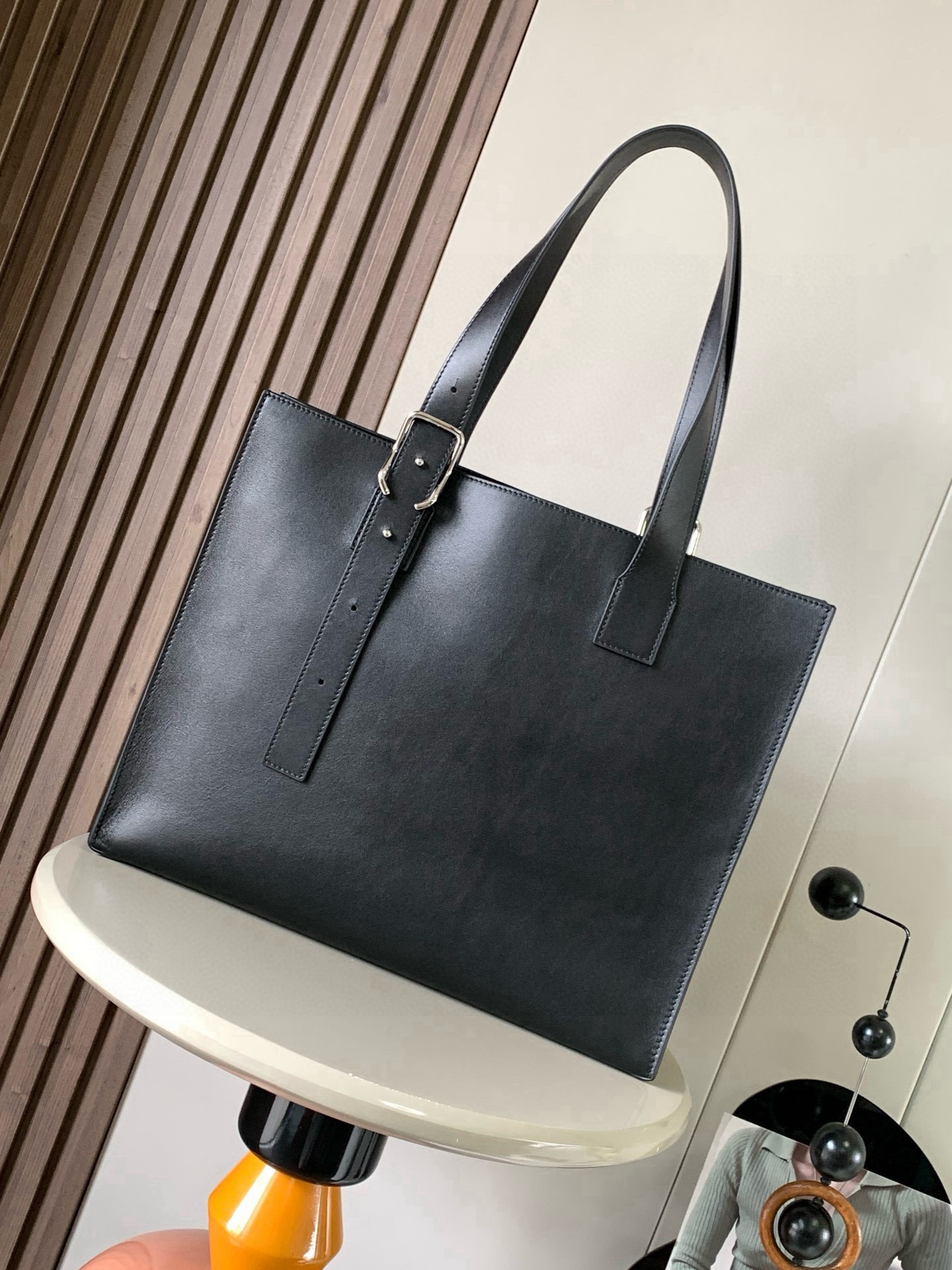 NO:853858,LOEWE classic cow leather buckle  The Horizontal Tote is a slim and lightweight handbag with a unique asymmetrical top handle and buckle bag, hence the name. This version is made of classic cow leather. * Can be worn on the shoulder or by hand * Adjustable handles Leather crotch with magnetic closure * Internal zip pocket * Can hold a 13-inch laptop  Embossed Size 38.7cm～9.2cm～32.9cm Style No. 9053 Color Black plain weave, Loewe, loewe, loewe, cowhide19860909LOEWE经典牛皮革Buckle Horizontal托特手袋是一款纤巧轻便的手提包,配有独特的不对称顶部提手和搭扣包袋因此而得名此版本采用经典牛皮革制成.＊可肩背或手提＊可调节提手皮革裆带磁扣开合＊内部拉链口袋＊可容纳13英寸笔记本电脑＊这款公文包很有设计感容量大同时又可以灵活调整手提带长度人字纹棉质帆布衬里＊ Anagram 压纹 尺寸38.7cm～9.2cm～32.9cm 款号9053 颜色黑色平纹,罗意威,loewe,loewe,cowhide,Bag
