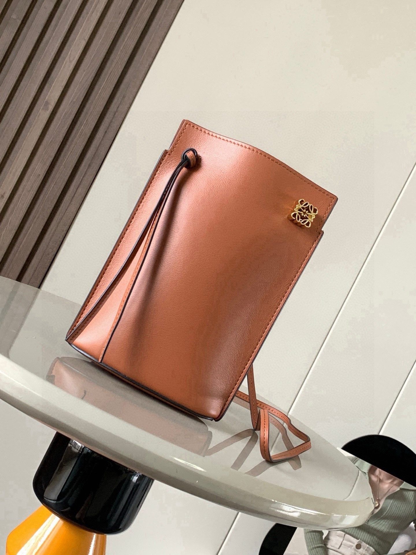 NO:853991,dice  pocket cowhide dice mobile phone bag original imported nappa calfskin practical small bag with shoulder strap and Anagram three-dimensional logo can be carried on the shoulder or crossbody, with two leather straps, and personalized dice decoration can be added. The beaded base has L0EWE steel stamp embossing, and the overall simplicity  The leather of Yuedafang is hard and not easily deformed. It is made of first-layer cowhide. The leather is delicate and shiny. The entire bag is made of full-layer cowhide. The body is stiff and stylish. The three-dimensional gold metal logo decoration is low-key and luxurious. The capacity inside is quite large. It can hold large-screen mobile phones and lipsticks.  Size 20.5～13～4.5CM Style No. 9027 Color brown, Loewe, loewe, cowhide19860909dice pocket牛皮骰子手机包原厂进口纳帕小牛皮实用小包配有肩带和Anagram立体Logo可肩背或斜挎,带有两条皮革带子,可添加个性化骰子装饰串珠底座上带有L0EWE钢印压纹,整体简约大方皮质是偏硬的,不容易变形,头层牛皮,皮质细腻有光泽,整个包包都是全头层牛皮材质包身硬挺有型立体金色金属logo装饰低调奢华,里面的容量还挺大的,可以装大屏手机的大屏手机,口红 尺寸20.5～13～4.5CM 款号9027 颜色棕色,罗意威,loewe,cowhide,Bag