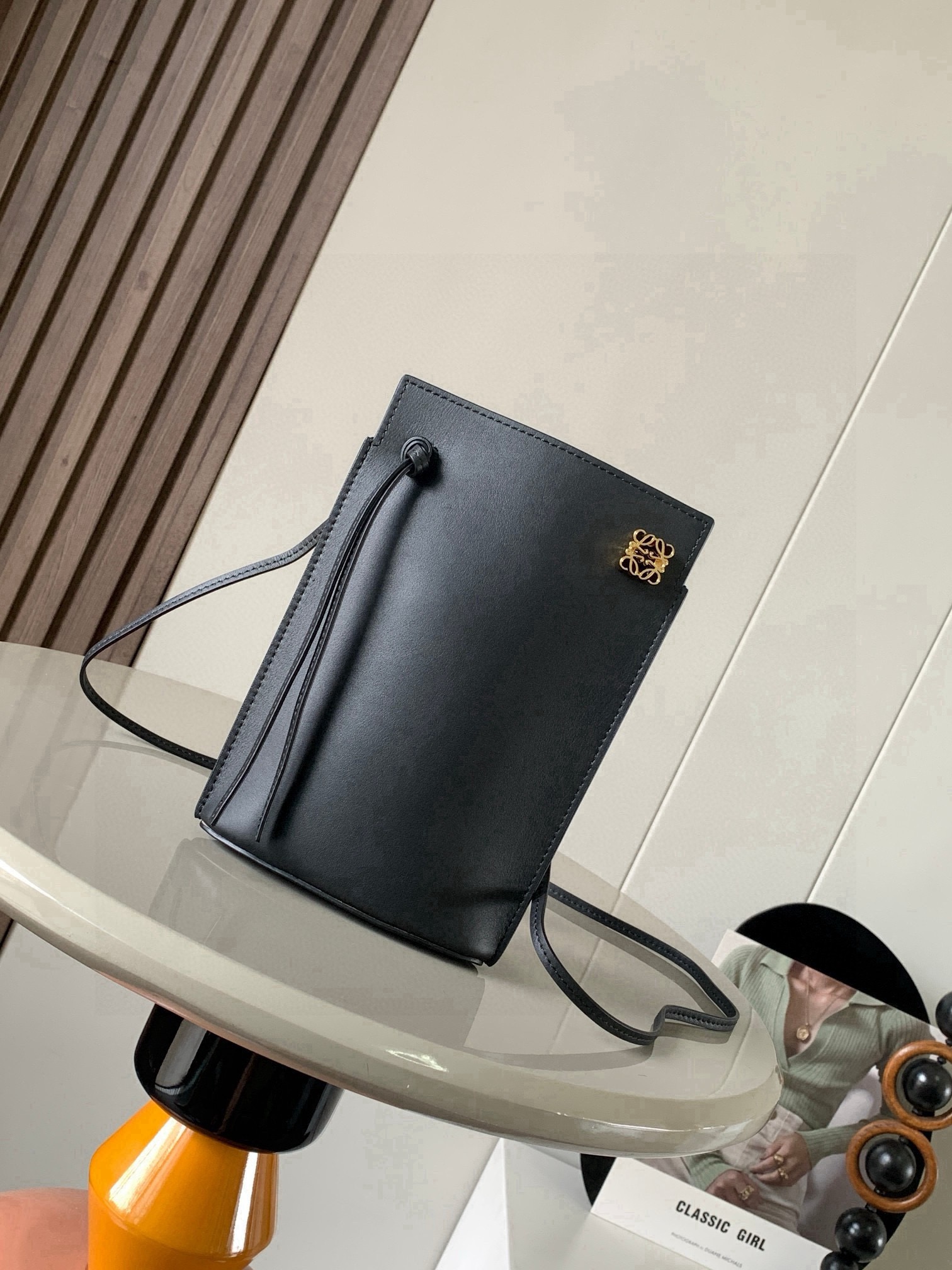 NO:854000,dice  pocket cowhide dice mobile phone bag original imported nappa calfskin practical small bag with shoulder strap and Anagram three-dimensional logo can be carried on the shoulder or crossbody, with two leather straps, and personalized dice decoration can be added. The beaded base has L0EWE steel stamp embossing, and the overall simplicity  The leather of Yuedafang is hard and not easily deformed. It is made of first-layer cowhide. The leather is delicate and shiny. The entire bag is made of full-layer cowhide. The body is stiff and stylish. The three-dimensional gold metal logo decoration is low-key and luxurious. The capacity inside is quite large. It can hold large-screen mobile phones and lipsticks.  Size 20.5～13～4.5CM Style number 9027 Color black, Loewe, loewe, cowhide19860909dice pocket牛皮骰子手机包原厂进口纳帕小牛皮实用小包配有肩带和Anagram立体Logo可肩背或斜挎,带有两条皮革带子,可添加个性化骰子装饰串珠底座上带有L0EWE钢印压纹,整体简约大方皮质是偏硬的,不容易变形,头层牛皮,皮质细腻有光泽,整个包包都是全头层牛皮材质包身硬挺有型立体金色金属logo装饰低调奢华,里面的容量还挺大的,可以装大屏手机的大屏手机,口红 尺寸20.5～13～4.5CM 款号9027 颜色黑色,罗意威,loewe,cowhide,Bag