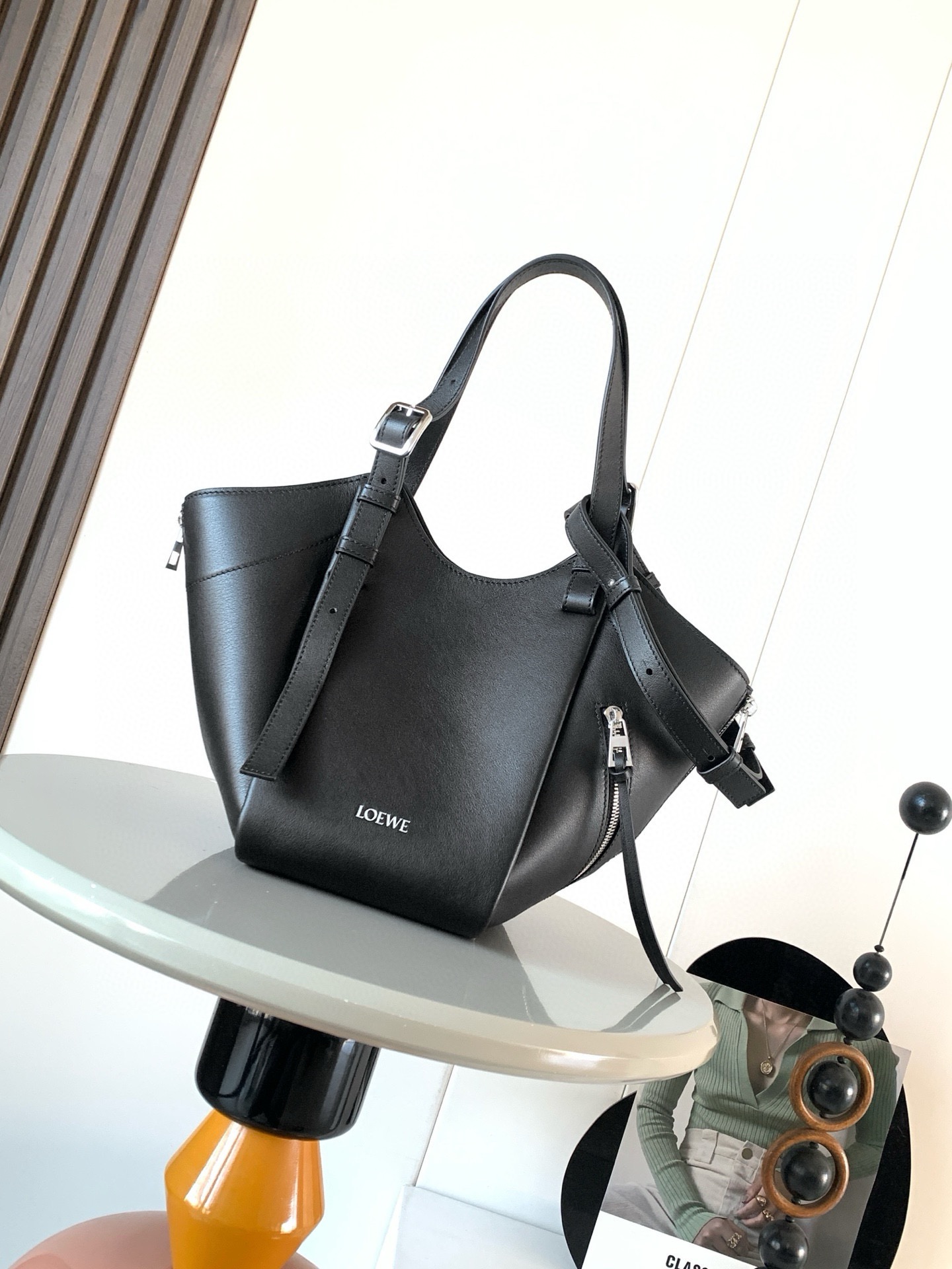 NO:854080,New hammock bag Classic cow leather Hammock Flip Handbag Star's same style Hammock Flip handbag interprets the classic bag with soft texture and practical functions, while continuing the iconic details of the series, using creative stitching and flip structure, it can be used as a shoulder bag or a close-fitting Hobo  Easily convert between handbags This version is made of classic cow leather * Can be worn on the shoulder, cross-body or handheld * Detachable and adjustable shoulder strap * Magnetic closure * One external zipper pocket, two internal slip pockets * Herringbone cotton canvas lining * L0EWE hot stamping or hot silver Size 22.5CM ~ 22CM ~ 15CM Style No. 9160 Color Black, Loewe, loewe, backpacks, cowhide19860909新款吊床包 经典牛皮革 Hammock Flip 手袋明星同款Hammock Flip 手袋以柔软质感与实用功能诠释经典包款,同时延续该系列的标志性细节采用颇具创意的缝合和翻转结构可于肩背包和贴身 Hobo 手袋之间轻松转换此版本采用经典牛皮革制成*可肩背、斜挎或手提*可拆卸可调节肩带*磁扣开合*一个外部拉链口袋,两个内部插袋*人字纹棉质帆布衬里*L0EWE 烫金或烫银 尺寸22.5CM～22CM～15CM 款号9160 颜色黑色,罗意威,loewe,backpacks,cowhide,Bag