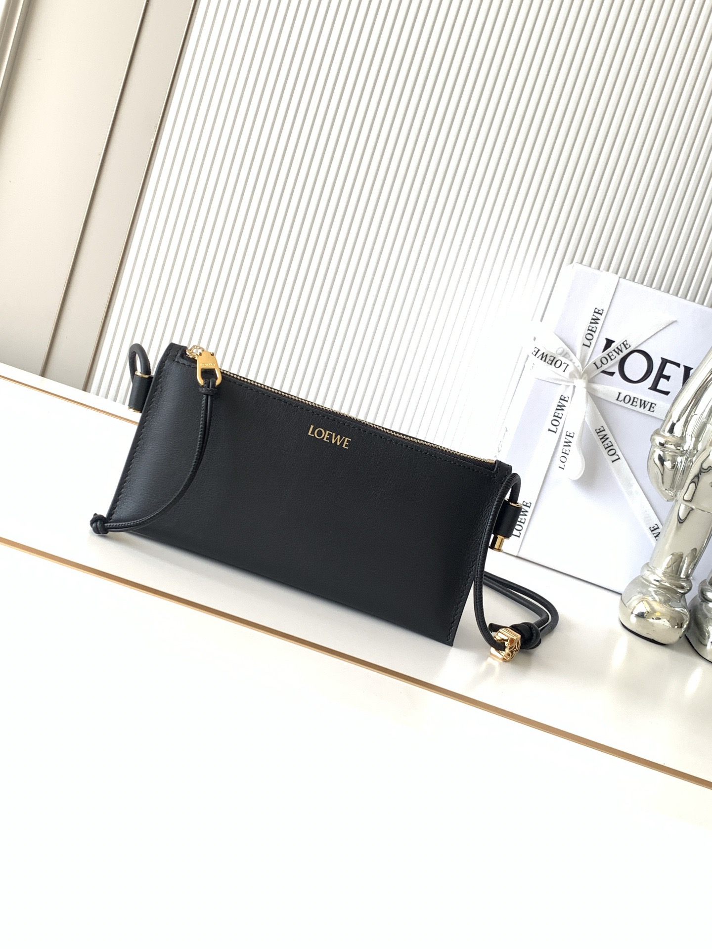 NO:854122,New Napa cow leather Joya clutch Napa cow leather clutch features gusset design, tubular shoulder straps and personalized accessories * Can be worn cross-body or on the shoulder * Adjustable shoulder strap * Zipper closure cow leather zipper puller 'Golden suede lining * L0EWE hot stamping or hot silver Style No. 9169 Size 22CM ~ 11CM ~ 6CM Color black, Loewe, loewe, handbag, cowhide19860909新款纳帕牛皮革 Joya 手拿包纳帕牛皮革手拿包采用角撑设计、管状肩带和个性化配饰*可斜挎或肩背*可调节肩带*拉链开合牛皮革拉链头“金色绒面革衬里 *L0EWE烫金或烫银 款号9169 尺寸22CM～11CM～6CM 颜色黑色,罗意威,loewe,handbag,cowhide,Bag