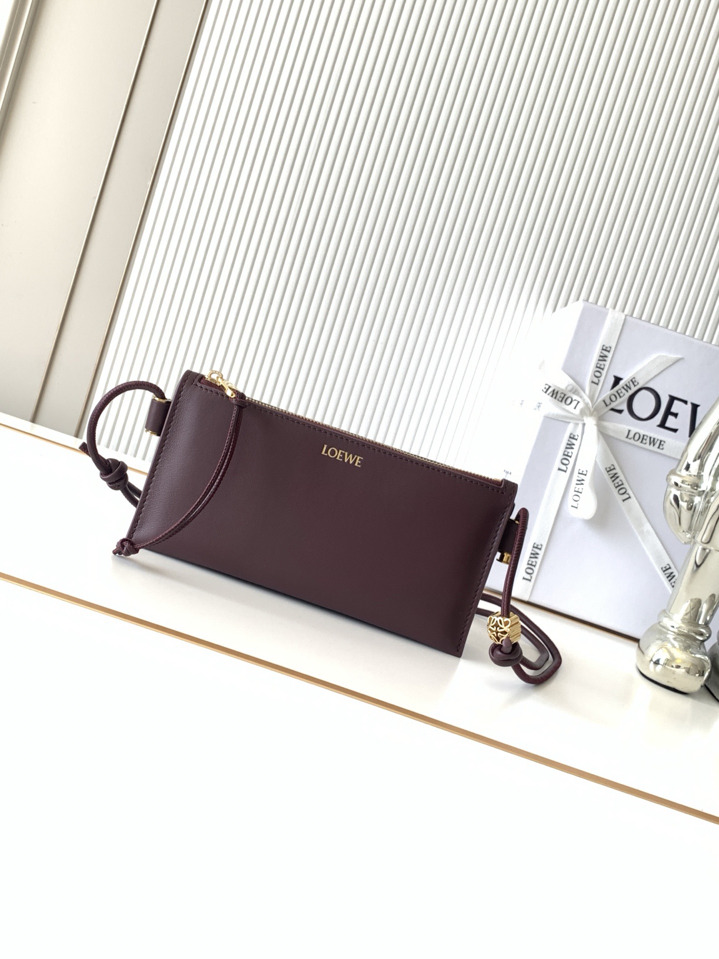 NO:854040,New Napa cow leather Joya clutch Napa cow leather clutch features gusset design, tubular shoulder straps and personalized accessories * Can be worn cross-body or on the shoulder * Adjustable shoulder strap * Zipper closure cow leather zipper puller 'Golden suede lining * L0EWE hot stamping or hot silver Style number 9169 Size 22CM ~ 11CM ~ 6CM Color burgundy, Loewe, loewe, handbag, cowhide19860909新款纳帕牛皮革 Joya 手拿包纳帕牛皮革手拿包采用角撑设计、管状肩带和个性化配饰*可斜挎或肩背*可调节肩带*拉链开合牛皮革拉链头“金色绒面革衬里 *L0EWE烫金或烫银 款号9169 尺寸22CM～11CM～6CM 颜色酒红色,罗意威,loewe,handbag,cowhide,Bag