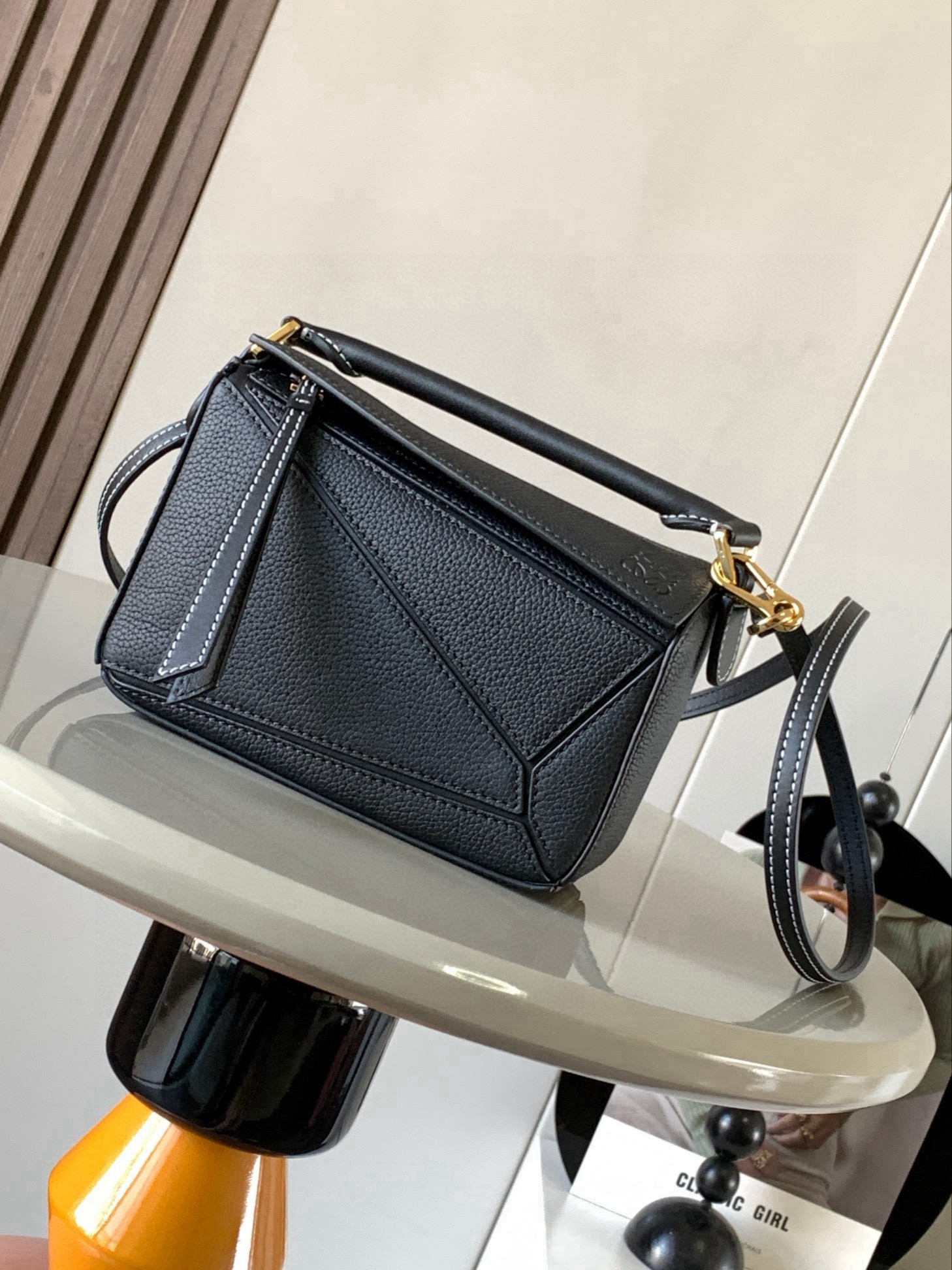NO:854061,The popular geometric bag mini 18CM original imported Napa calfskin Puzzle handbag is the creative director of Jonathan.  Anderson's first handbag for L0EWE The cuboid shape and precise cutting techniques create the unique geometric lines of the Puzzle. This mini version is crafted from classic cowhide leather The Mini Puzzle  It can accommodate, for example, a small vertical wallet, mobile phones of most sizes (up to 6.1 inches) and sunglasses cases to be carried across the body, on the shoulder, in the hand or by the top handle. The detachable shoulder strap almost ignores the weight of the bag itself, making it practical for carrying mobile phones, small purses, lipsticks and powders when going out, without any sense of cumbersomeness, and a relaxed and happy life starts from now on (the xs and plus you are most concerned about are all OK). Size 18～12.5～8CM Style No. 9016  Color black lychee with leather, Loewe, loewe, wallets, cowhide19860909爆款几何包迷你18CM原厂进口纳帕小牛皮Puzzle手袋是创意总监乔纳森．安德森为 L0EWE 推出的首款手提包长方体形状和精确的切割技术创造了 Puzzle 独特的几何线条.这个迷你版本采用经典牛皮革制成迷你 Puzzle 可以容纳例如一只小号垂直钱包、大多数尺寸的手机（最大6.1英寸）和太阳镜盒斜挎、肩背、手拿或顶部提手携带.可拆卸肩带包包自身重量几乎忽略,炒鸡实用,出门装手机小钱包口红粉饼,毫无累赘感,轻松愉快人生从此开启(你们最关心的xs,plus都ok哈） 尺寸18～12.5～8CM 款号9016 颜色黑荔配皮,罗意威,loewe,wallets,cowhide,Bag