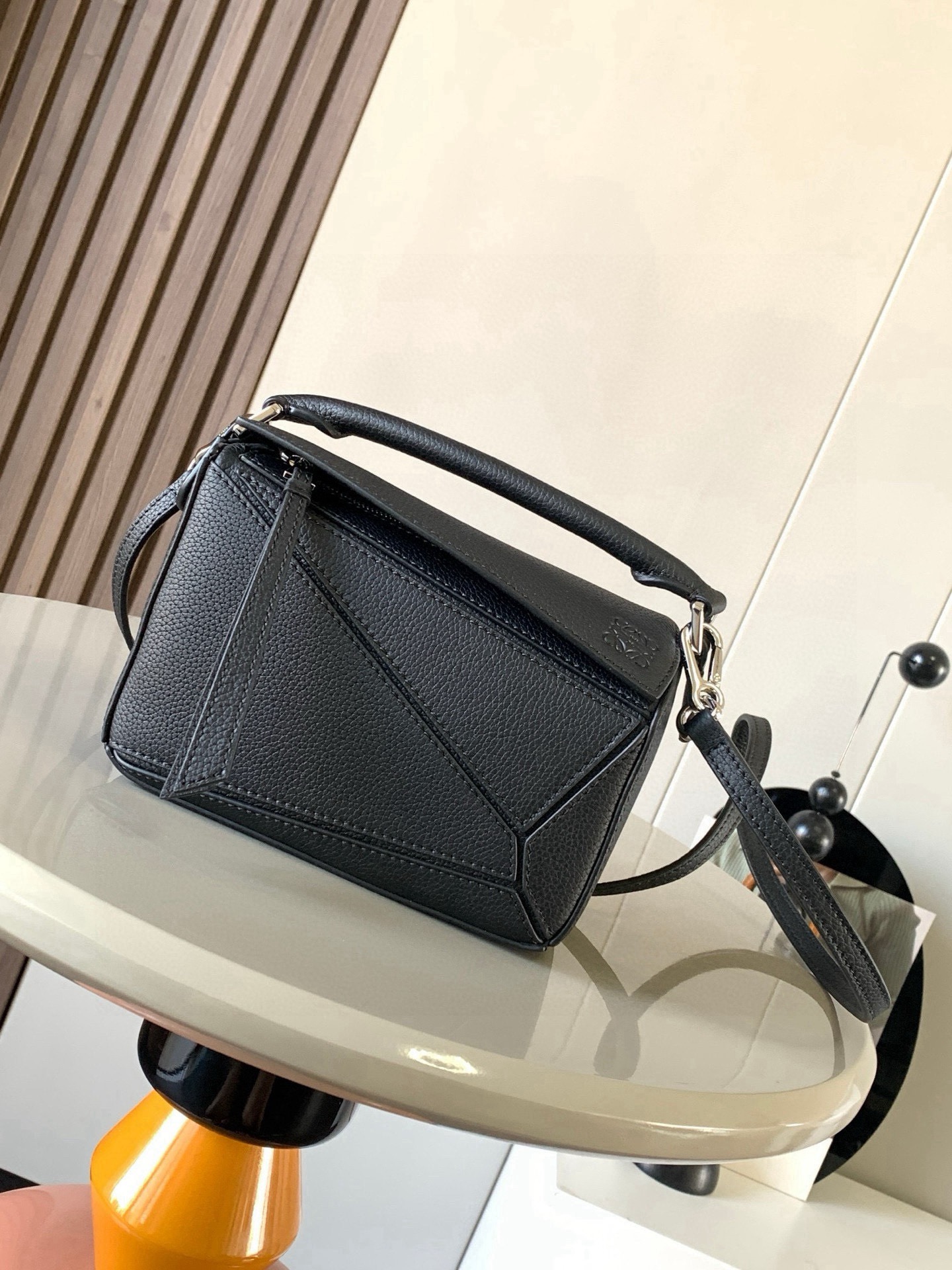 NO:854070,The popular geometric bag mini 18CM original imported Napa calfskin Puzzle handbag is the creative director of Jonathan.  Anderson's first handbag for L0EWE The cuboid shape and precise cutting techniques create the unique geometric lines of the Puzzle. This mini version is crafted from classic cowhide leather The Mini Puzzle  It can accommodate, for example, a small vertical wallet, mobile phones of most sizes (up to 6.1 inches) and sunglasses cases to be carried across the body, on the shoulder, in the hand or by the top handle. The detachable shoulder strap almost ignores the weight of the bag itself, making it practical for carrying mobile phones, small purses, lipsticks and powders when going out, without any sense of cumbersomeness, and a relaxed and happy life starts from now on (the xs and plus you are most concerned about are all OK). Size 18～12.5～8CM Style No. 9016  The color is all black, Loewe, loewe, wallets, cowhide19860909爆款几何包迷你18CM原厂进口纳帕小牛皮Puzzle手袋是创意总监乔纳森．安德森为 L0EWE 推出的首款手提包长方体形状和精确的切割技术创造了 Puzzle 独特的几何线条.这个迷你版本采用经典牛皮革制成迷你 Puzzle 可以容纳例如一只小号垂直钱包、大多数尺寸的手机（最大6.1英寸）和太阳镜盒斜挎、肩背、手拿或顶部提手携带.可拆卸肩带包包自身重量几乎忽略,炒鸡实用,出门装手机小钱包口红粉饼,毫无累赘感,轻松愉快人生从此开启(你们最关心的xs,plus都ok哈） 尺寸18～12.5～8CM 款号9016 颜色全荔黑色,罗意威,loewe,wallets,cowhide,Bag