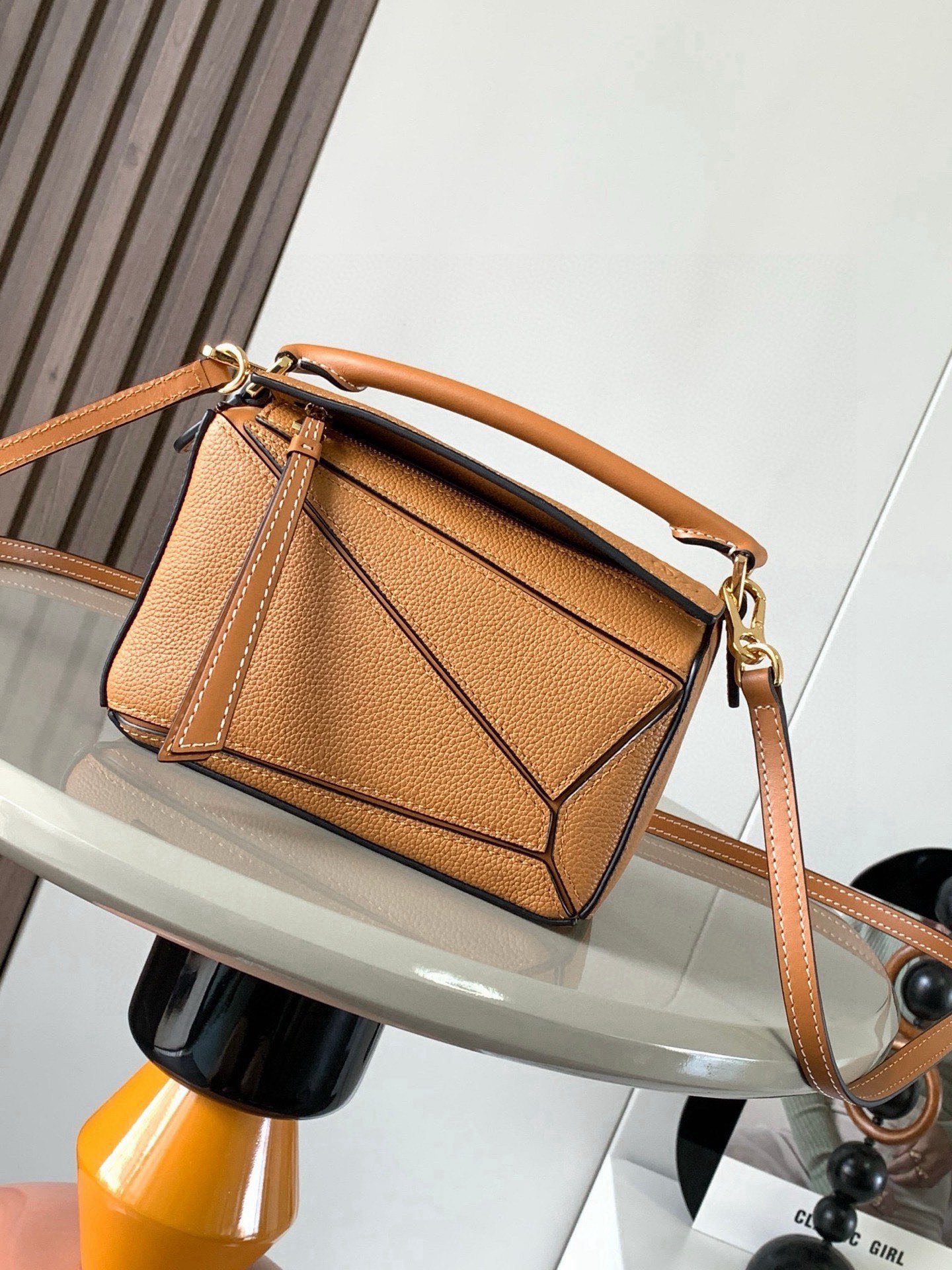 NO:854081,The popular geometric bag mini 18CM original imported Napa calfskin Puzzle handbag is the creative director of Jonathan.  Anderson's first handbag for L0EWE The cuboid shape and precise cutting techniques create the unique geometric lines of the Puzzle. This mini version is crafted from classic cowhide leather The Mini Puzzle  It can accommodate, for example, a small vertical wallet, mobile phones of most sizes (up to 6.1 inches) and sunglasses cases to be carried across the body, on the shoulder, in the hand or by the top handle. The detachable shoulder strap almost ignores the weight of the bag itself, making it practical for carrying mobile phones, small purses, lipsticks and powders when going out, without any sense of cumbersomeness, and a relaxed and happy life starts from now on (the xs and plus you are most concerned about are all OK). Size 18～12.5～8CM Style No. 9016  Color lychee caramel with leather, Loewe, loewe, wallets, cowhide19860909爆款几何包迷你18CM原厂进口纳帕小牛皮Puzzle手袋是创意总监乔纳森．安德森为 L0EWE 推出的首款手提包长方体形状和精确的切割技术创造了 Puzzle 独特的几何线条.这个迷你版本采用经典牛皮革制成迷你 Puzzle 可以容纳例如一只小号垂直钱包、大多数尺寸的手机（最大6.1英寸）和太阳镜盒斜挎、肩背、手拿或顶部提手携带.可拆卸肩带包包自身重量几乎忽略,炒鸡实用,出门装手机小钱包口红粉饼,毫无累赘感,轻松愉快人生从此开启(你们最关心的xs,plus都ok哈） 尺寸18～12.5～8CM 款号9016 颜色荔焦糖配皮,罗意威,loewe,wallets,cowhide,Bag