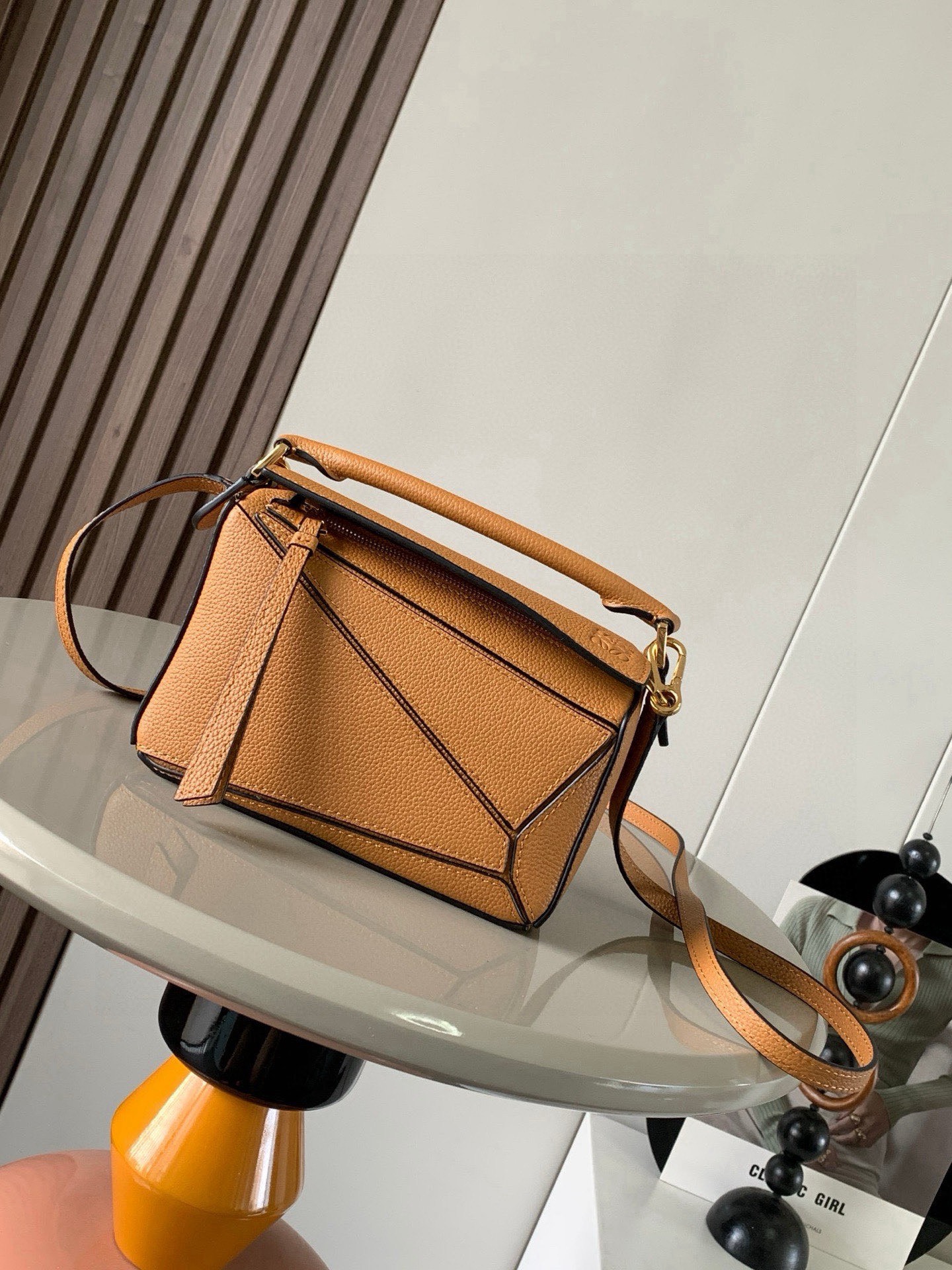 NO:854092,The popular geometric bag mini 18CM original imported Napa calfskin Puzzle handbag is the creative director of Jonathan.  Anderson's first handbag for L0EWE The cuboid shape and precise cutting techniques create the unique geometric lines of the Puzzle. This mini version is crafted from classic cowhide leather The Mini Puzzle  It can accommodate, for example, a small vertical wallet, mobile phones of most sizes (up to 6.1 inches) and sunglasses cases to be carried across the body, on the shoulder, in the hand or by the top handle. The detachable shoulder strap almost ignores the weight of the bag itself, making it practical for carrying mobile phones, small purses, lipsticks and powders when going out, without any sense of cumbersomeness, and a relaxed and happy life starts from now on (the xs and plus you are most concerned about are all OK). Size 18～12.5～8CM Style No. 9016  Color: caramel gold,loewe,loewe,wallets,cowhide19860909爆款几何包迷你18CM原厂进口纳帕小牛皮Puzzle手袋是创意总监乔纳森．安德森为 L0EWE 推出的首款手提包长方体形状和精确的切割技术创造了 Puzzle 独特的几何线条.这个迷你版本采用经典牛皮革制成迷你 Puzzle 可以容纳例如一只小号垂直钱包、大多数尺寸的手机（最大6.1英寸）和太阳镜盒斜挎、肩背、手拿或顶部提手携带.可拆卸肩带包包自身重量几乎忽略,炒鸡实用,出门装手机小钱包口红粉饼,毫无累赘感,轻松愉快人生从此开启(你们最关心的xs,plus都ok哈） 尺寸18～12.5～8CM 款号9016 颜色全荔焦糖金,罗意威,loewe,wallets,cowhide,Bag