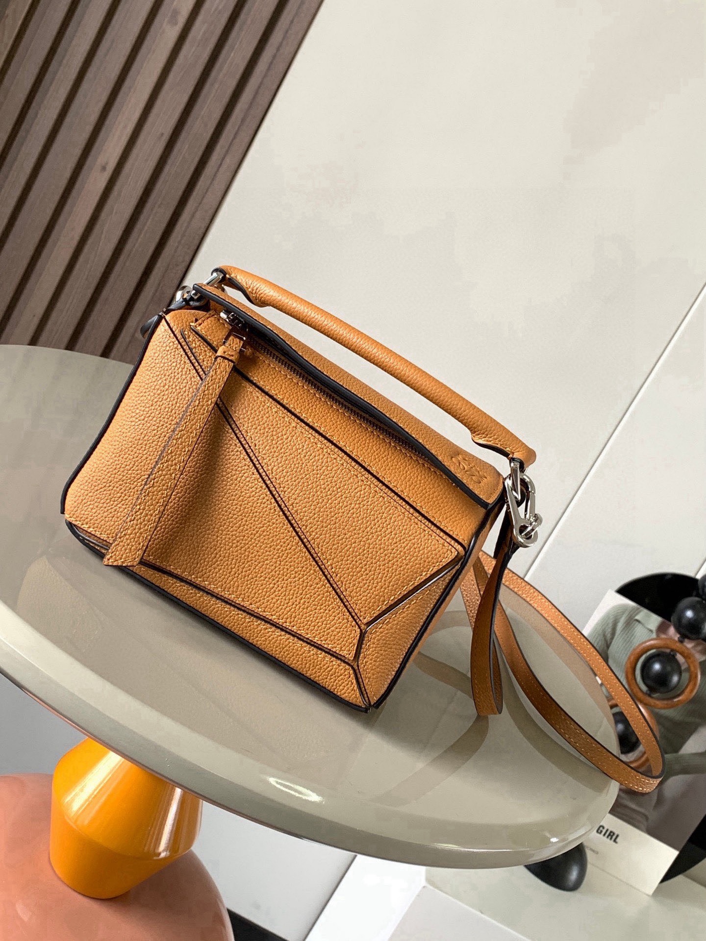 NO:854101,The popular geometric bag mini 18CM original imported Napa calfskin Puzzle handbag is the creative director of Jonathan.  Anderson's first handbag for L0EWE The cuboid shape and precise cutting techniques create the unique geometric lines of the Puzzle. This mini version is crafted from classic cowhide leather The Mini Puzzle  It can accommodate, for example, a small vertical wallet, mobile phones of most sizes (up to 6.1 inches) and sunglasses cases to be carried across the body, on the shoulder, in the hand or by the top handle. The detachable shoulder strap almost ignores the weight of the bag itself, making it practical for carrying mobile phones, small purses, lipsticks and powders when going out, without any sense of cumbersomeness, and a relaxed and happy life starts from now on (the xs and plus you are most concerned about are all OK). Size 18～12.5～8CM Style No. 9016  Color: caramel silver,loewe,loewe,wallets,cowhide19860909爆款几何包迷你18CM原厂进口纳帕小牛皮Puzzle手袋是创意总监乔纳森．安德森为 L0EWE 推出的首款手提包长方体形状和精确的切割技术创造了 Puzzle 独特的几何线条.这个迷你版本采用经典牛皮革制成迷你 Puzzle 可以容纳例如一只小号垂直钱包、大多数尺寸的手机（最大6.1英寸）和太阳镜盒斜挎、肩背、手拿或顶部提手携带.可拆卸肩带包包自身重量几乎忽略,炒鸡实用,出门装手机小钱包口红粉饼,毫无累赘感,轻松愉快人生从此开启(你们最关心的xs,plus都ok哈） 尺寸18～12.5～8CM 款号9016 颜色全荔焦糖银,罗意威,loewe,wallets,cowhide,Bag