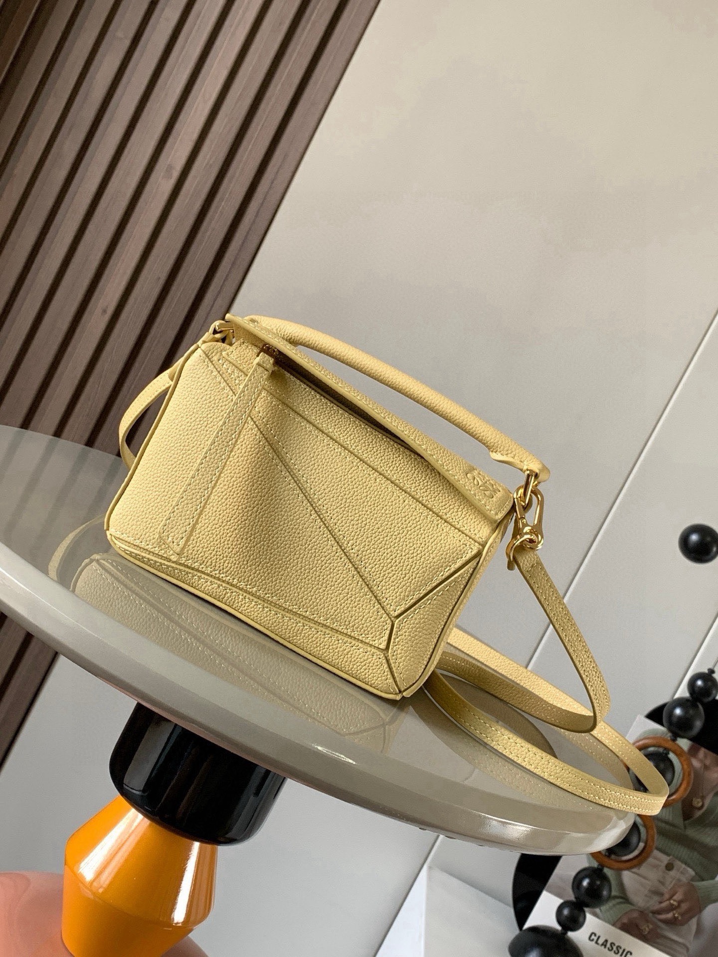 NO:854113,The popular geometric bag mini 18CM original imported Napa calfskin Puzzle handbag is the creative director of Jonathan.  Anderson's first handbag for L0EWE The cuboid shape and precise cutting techniques create the unique geometric lines of the Puzzle. This mini version is crafted from classic cowhide leather The Mini Puzzle  It can accommodate, for example, a small vertical wallet, mobile phones of most sizes (up to 6.1 inches) and sunglasses cases to be carried across the body, on the shoulder, in the hand or by the top handle. The detachable shoulder strap almost ignores the weight of the bag itself, making it practical for carrying mobile phones, small purses, lipsticks and powders when going out, without any sense of cumbersomeness, and a relaxed and happy life starts from now on (the xs and plus you are most concerned about are all OK). Size 18～12.5～8CM Style No. 9016  The color is all yellow, Loewe, loewe, wallets, cowhide19860909爆款几何包迷你18CM原厂进口纳帕小牛皮Puzzle手袋是创意总监乔纳森．安德森为 L0EWE 推出的首款手提包长方体形状和精确的切割技术创造了 Puzzle 独特的几何线条.这个迷你版本采用经典牛皮革制成迷你 Puzzle 可以容纳例如一只小号垂直钱包、大多数尺寸的手机（最大6.1英寸）和太阳镜盒斜挎、肩背、手拿或顶部提手携带.可拆卸肩带包包自身重量几乎忽略,炒鸡实用,出门装手机小钱包口红粉饼,毫无累赘感,轻松愉快人生从此开启(你们最关心的xs,plus都ok哈） 尺寸18～12.5～8CM 款号9016 颜色全荔黄油色,罗意威,loewe,wallets,cowhide,Bag