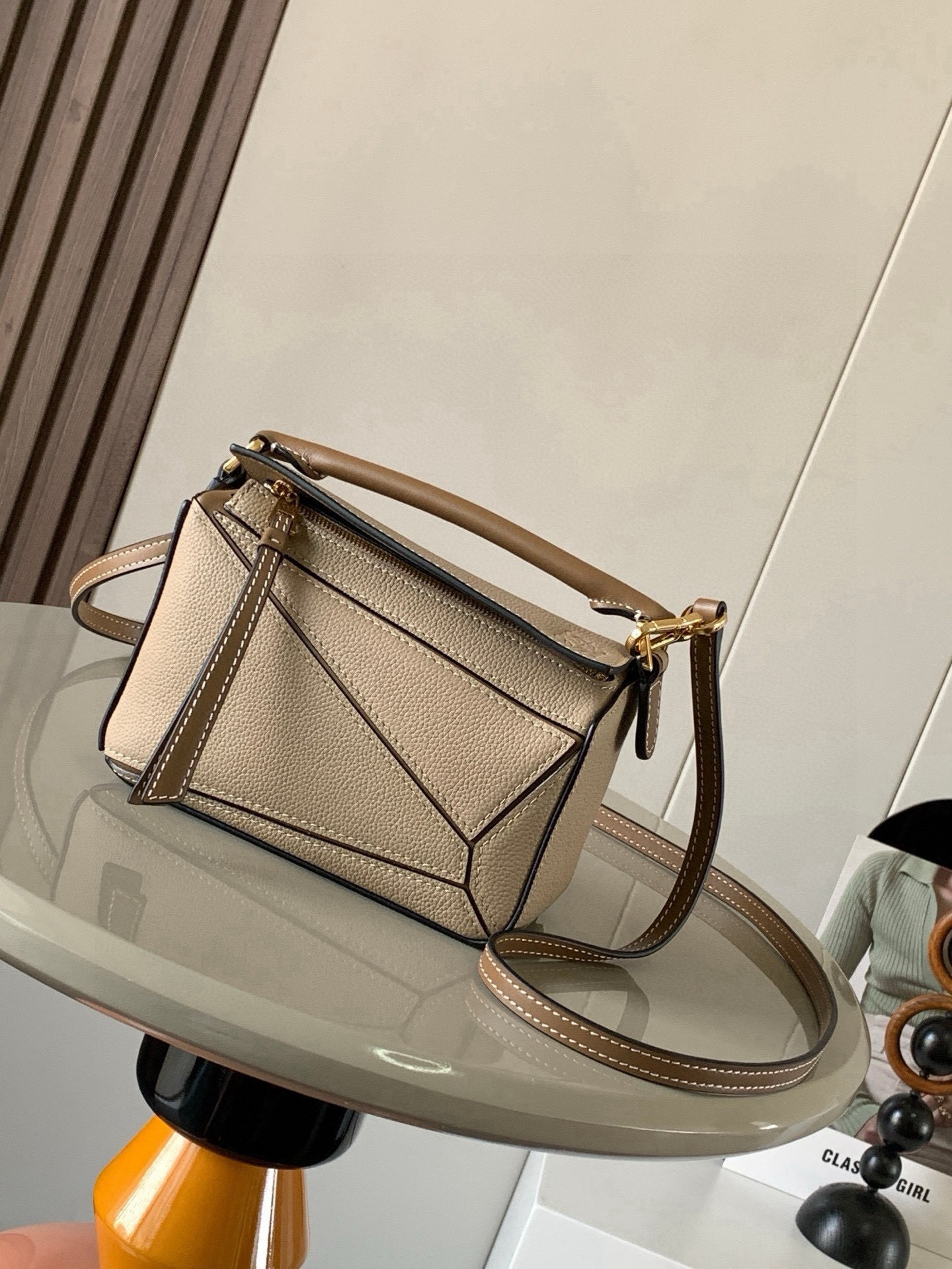 NO:854121,The popular geometric bag mini 18CM original imported Napa calfskin Puzzle handbag is the creative director of Jonathan.  Anderson's first handbag for L0EWE The cuboid shape and precise cutting techniques create the unique geometric lines of the Puzzle. This mini version is crafted from classic cowhide leather The Mini Puzzle  It can accommodate, for example, a small vertical wallet, mobile phones of most sizes (up to 6.1 inches) and sunglasses cases to be carried across the body, on the shoulder, in the hand or by the top handle. The detachable shoulder strap almost ignores the weight of the bag itself, making it practical for carrying mobile phones, small purses, lipsticks and powders when going out, without any sense of cumbersomeness, and a relaxed and happy life starts from now on (the xs and plus you are most concerned about are all OK). Size 18～12.5～8CM Style No. 9016  Color khaki with leather, Loewe, loewe, wallets, cowhide19860909爆款几何包迷你18CM原厂进口纳帕小牛皮Puzzle手袋是创意总监乔纳森．安德森为 L0EWE 推出的首款手提包长方体形状和精确的切割技术创造了 Puzzle 独特的几何线条.这个迷你版本采用经典牛皮革制成迷你 Puzzle 可以容纳例如一只小号垂直钱包、大多数尺寸的手机（最大6.1英寸）和太阳镜盒斜挎、肩背、手拿或顶部提手携带.可拆卸肩带包包自身重量几乎忽略,炒鸡实用,出门装手机小钱包口红粉饼,毫无累赘感,轻松愉快人生从此开启(你们最关心的xs,plus都ok哈） 尺寸18～12.5～8CM 款号9016 颜色卡其配皮,罗意威,loewe,wallets,cowhide,Bag