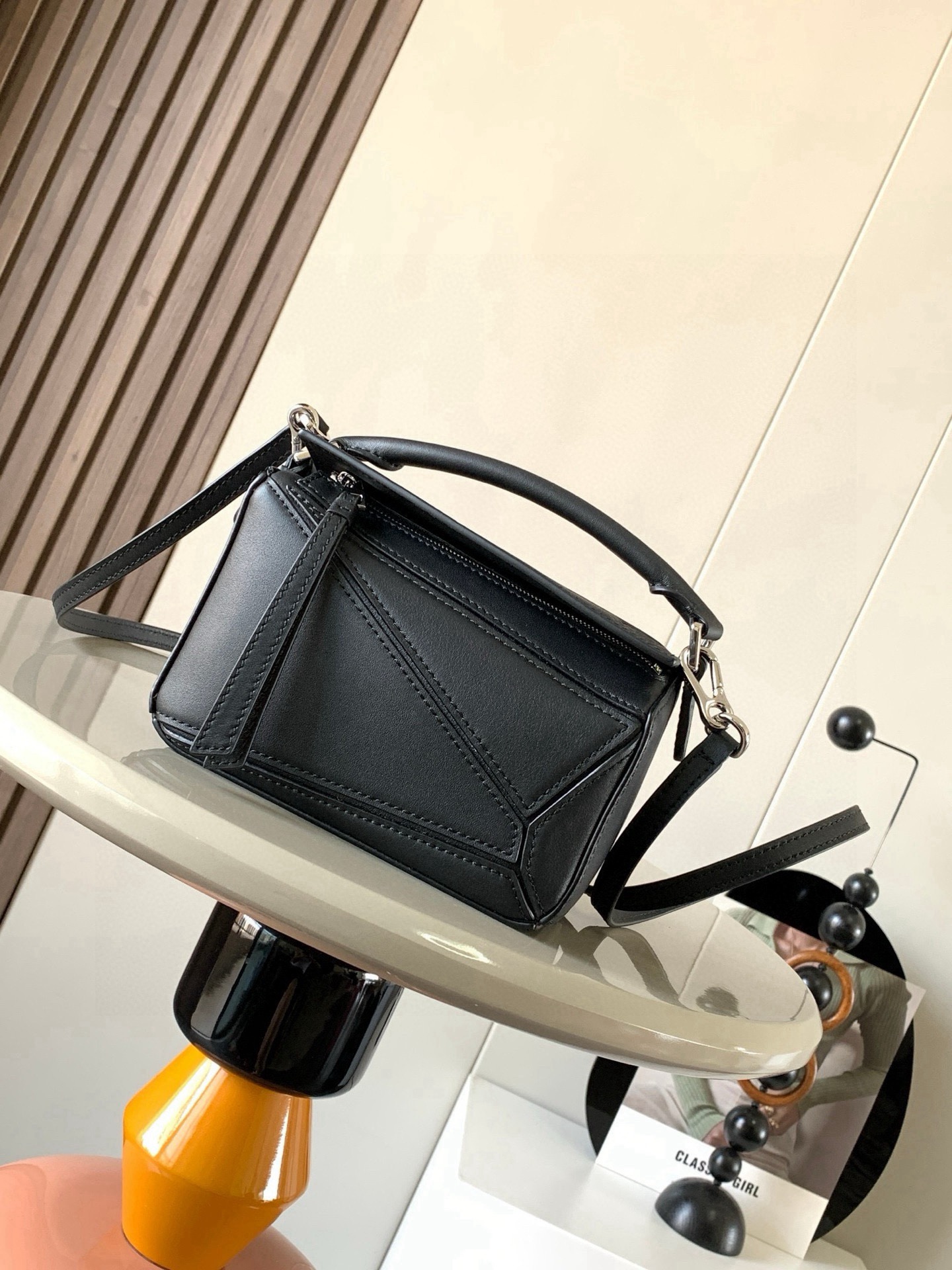 NO:854124,The popular geometric bag mini 18CM original imported Napa calfskin Puzzle handbag is the creative director of Jonathan.  Anderson's first handbag for L0EWE The cuboid shape and precise cutting techniques create the unique geometric lines of the Puzzle. This mini version is crafted from classic cowhide leather The Mini Puzzle  It can accommodate, for example, a small vertical wallet, mobile phones of most sizes (up to 6.1 inches) and sunglasses cases to be carried across the body, on the shoulder, in the hand or by the top handle. The detachable shoulder strap almost ignores the weight of the bag itself, making it practical for carrying mobile phones, small purses, lipsticks and powders when going out, without any sense of cumbersomeness, and a relaxed and happy life starts from now on (the xs and plus you are most concerned about are all OK). Size 18～12.5～8CM Style No. 9016  Color black plain weave,loewe,loewe,wallets,cowhide19860909爆款几何包迷你18CM原厂进口纳帕小牛皮Puzzle手袋是创意总监乔纳森．安德森为 L0EWE 推出的首款手提包长方体形状和精确的切割技术创造了 Puzzle 独特的几何线条.这个迷你版本采用经典牛皮革制成迷你 Puzzle 可以容纳例如一只小号垂直钱包、大多数尺寸的手机（最大6.1英寸）和太阳镜盒斜挎、肩背、手拿或顶部提手携带.可拆卸肩带包包自身重量几乎忽略,炒鸡实用,出门装手机小钱包口红粉饼,毫无累赘感,轻松愉快人生从此开启(你们最关心的xs,plus都ok哈） 尺寸18～12.5～8CM 款号9016 颜色黑色平纹,罗意威,loewe,wallets,cowhide,Bag