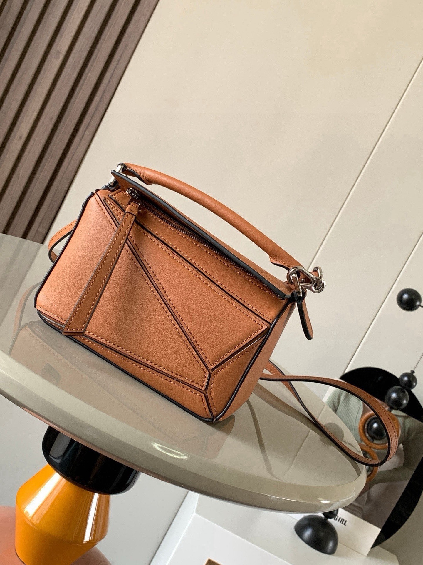 NO:854132,The popular geometric bag mini 18CM original imported Napa calfskin Puzzle handbag is the creative director of Jonathan.  Anderson's first handbag for L0EWE The cuboid shape and precise cutting techniques create the unique geometric lines of the Puzzle. This mini version is crafted from classic cowhide leather The Mini Puzzle  It can accommodate, for example, a small vertical wallet, mobile phones of most sizes (up to 6.1 inches) and sunglasses cases to be carried across the body, on the shoulder, in the hand or by the top handle. The detachable shoulder strap almost ignores the weight of the bag itself, making it practical for carrying mobile phones, small purses, lipsticks and powders when going out, without any sense of cumbersomeness, and a relaxed and happy life starts from now on (the xs and plus you are most concerned about are all OK). Size 18～12.5～8CM Style No. 9016  Color brown plain weave,loewe,loewe,wallets,cowhide19860909爆款几何包迷你18CM原厂进口纳帕小牛皮Puzzle手袋是创意总监乔纳森．安德森为 L0EWE 推出的首款手提包长方体形状和精确的切割技术创造了 Puzzle 独特的几何线条.这个迷你版本采用经典牛皮革制成迷你 Puzzle 可以容纳例如一只小号垂直钱包、大多数尺寸的手机（最大6.1英寸）和太阳镜盒斜挎、肩背、手拿或顶部提手携带.可拆卸肩带包包自身重量几乎忽略,炒鸡实用,出门装手机小钱包口红粉饼,毫无累赘感,轻松愉快人生从此开启(你们最关心的xs,plus都ok哈） 尺寸18～12.5～8CM 款号9016 颜色棕色平纹,罗意威,loewe,wallets,cowhide,Bag