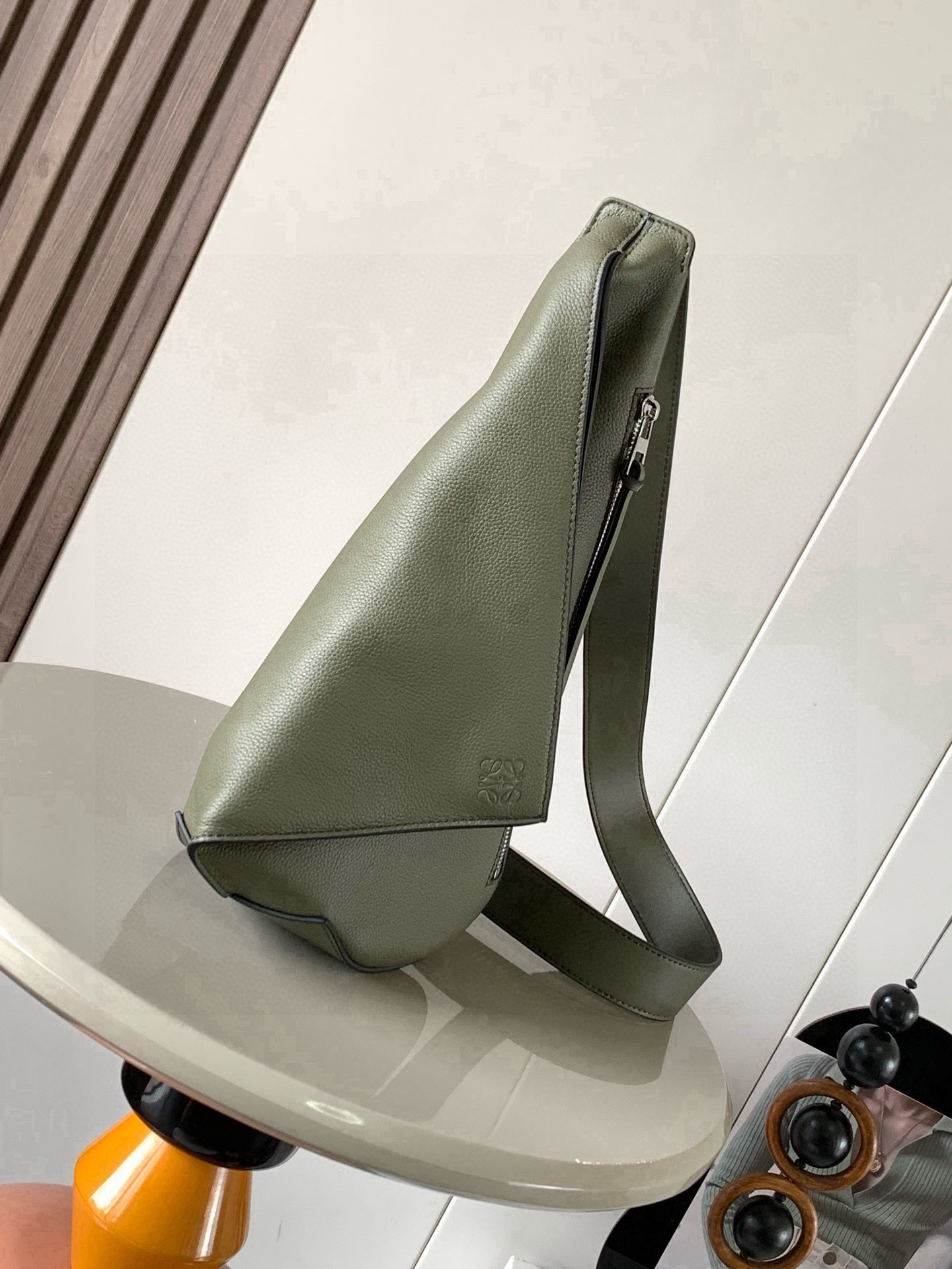 NO:854148,Men's Crossbody Bag Chest Bag Soft Smooth Calf Leather and Jacquard Anton Sling Simple and practical Sling bag with adjustable fabric straps and zip top designed to fold when in use and secure with snaps This version is made from soft smooth calf leather and comes with LOEWE  The jacquard strap has two storage zipper pockets, one on the front and one on the side. It is suitable for holding personal mobile phones, car keys and other frequently accessed items. I have to praise its design. *Cow leather zipper puller*Herringbone cotton canvas lining*Anagram embossed Size 17.5cm～13cm～34cm Style No. 9052  Color khaki green lychee, Loewe, loewe, loewe, satchels, crossbody bags, cowhide19860909男士斜挎包胸包柔软光滑牛皮革和提花布Anton Sling简洁实用的Sling手袋带有可调节 织物肩带和拉链顶部设计使用时可以折叠并且可以用按扣固定此版本采用柔软光滑牛皮革制成配有 LOEWE 提花带子有两个收纳的拉链袋,一个在正面,一个是侧面侧面适合装一些贴身手机车钥匙这些经常要取拿的东西,不得不为他设计叫绝＊牛皮革拉链头＊人字纹棉质帆布衬里＊ Anagram 压纹 尺寸17.5cm～13cm～34cm 款号9052 颜色卡其绿荔,罗意威,loewe,loewe,satchels,crossbody bags,cowhide,Bag