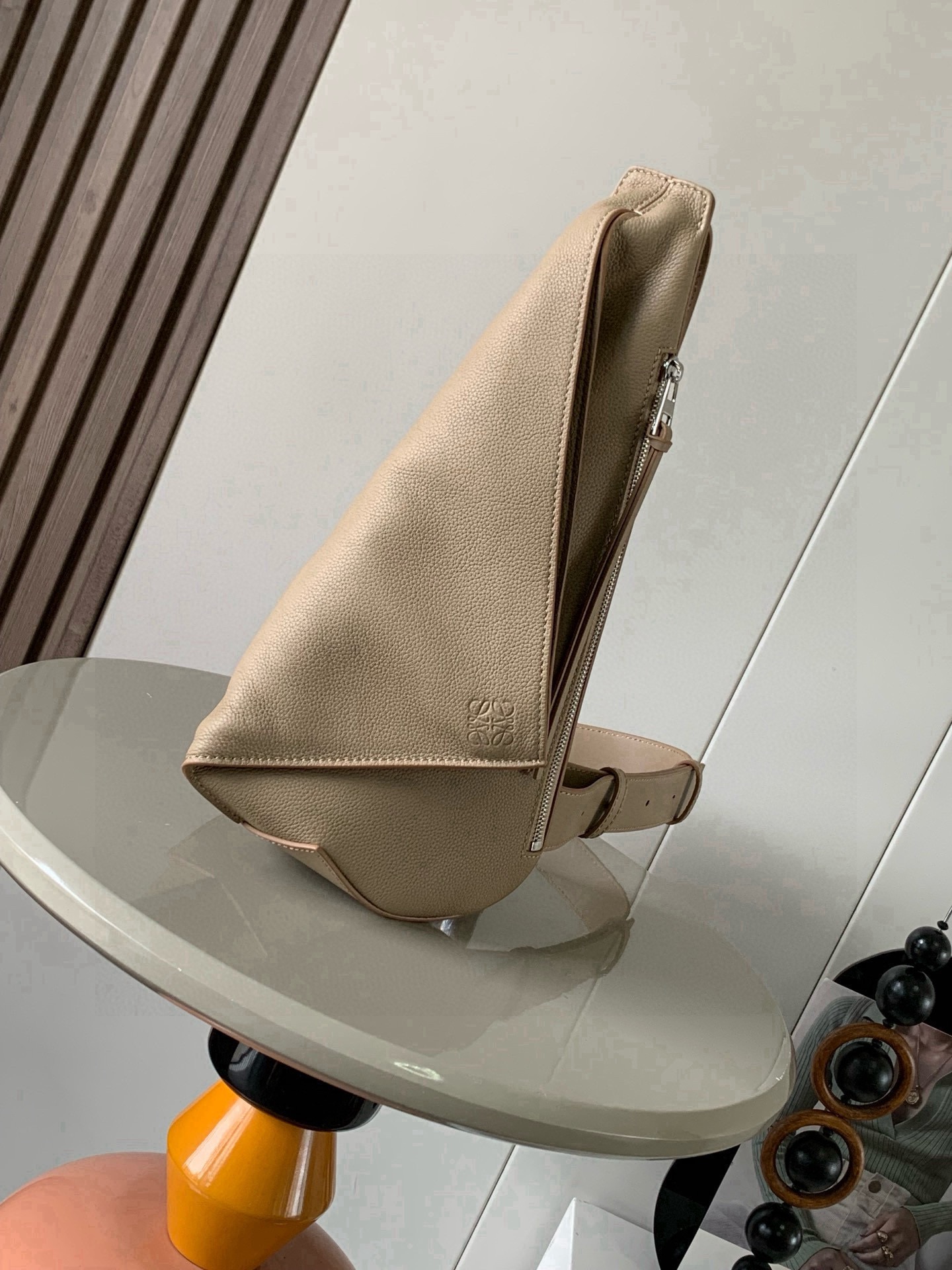 NO:854157,Men's Crossbody Bag Chest Bag Soft Smooth Calf Leather and Jacquard Anton Sling Simple and practical Sling bag with adjustable fabric straps and zip top designed to fold when in use and secure with snaps This version is made from soft smooth calf leather and comes with LOEWE  The jacquard strap has two storage zipper pockets, one on the front and one on the side. It is suitable for holding personal mobile phones, car keys and other frequently accessed items. I have to praise its design. *Cow leather zipper puller*Herringbone cotton canvas lining*Anagram embossed Size 17.5cm～13cm～34cm Style No. 9052  Color sandy,loewe,loewe,loewe,satchels,crossbody bags,cowhide19860909男士斜挎包胸包柔软光滑牛皮革和提花布Anton Sling简洁实用的Sling手袋带有可调节 织物肩带和拉链顶部设计使用时可以折叠并且可以用按扣固定此版本采用柔软光滑牛皮革制成配有 LOEWE 提花带子有两个收纳的拉链袋,一个在正面,一个是侧面侧面适合装一些贴身手机车钥匙这些经常要取拿的东西,不得不为他设计叫绝＊牛皮革拉链头＊人字纹棉质帆布衬里＊ Anagram 压纹 尺寸17.5cm～13cm～34cm 款号9052 颜色沙色荔,罗意威,loewe,loewe,satchels,crossbody bags,cowhide,Bag