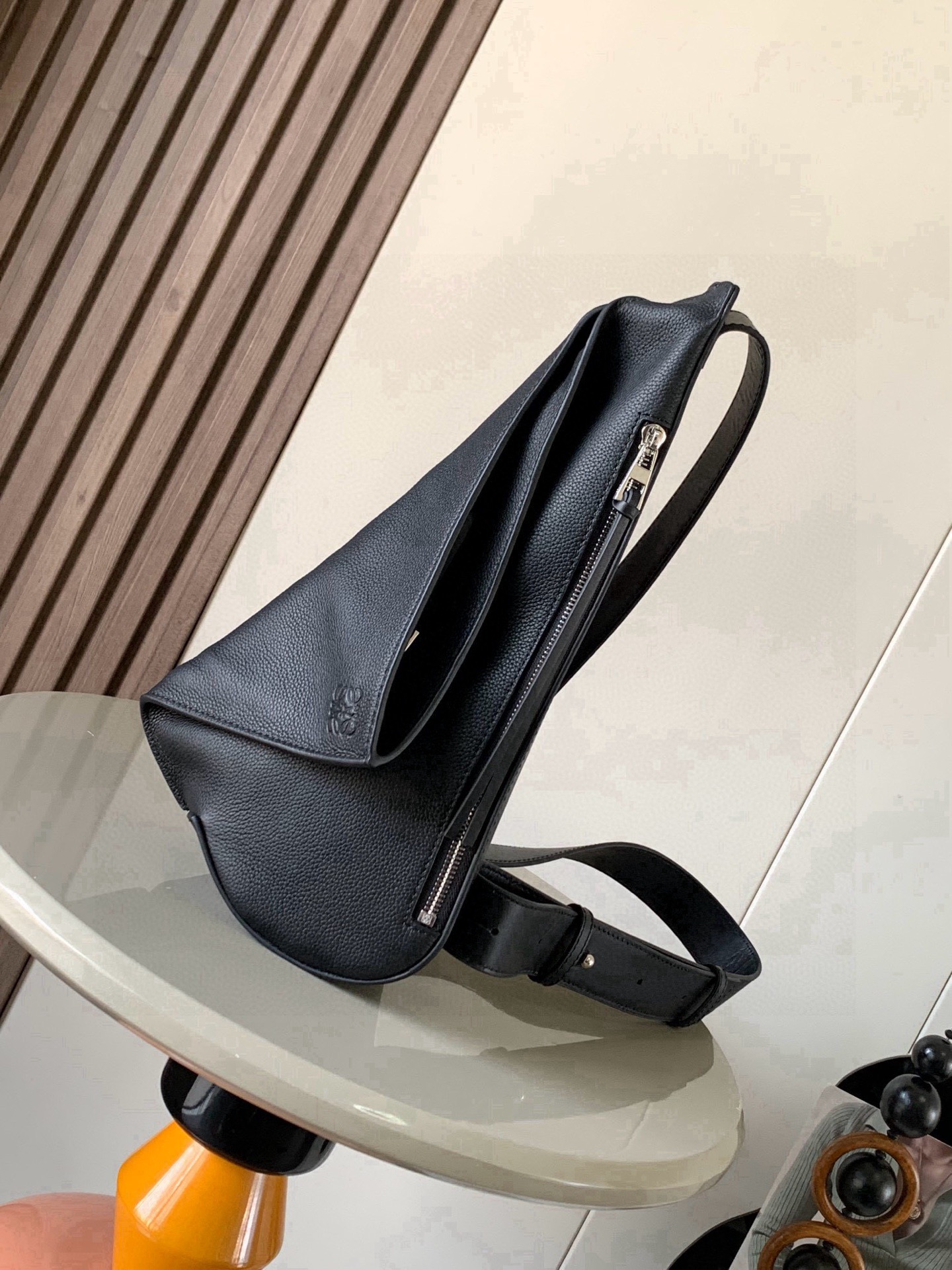 NO:854167,Men's Crossbody Bag Chest Bag Soft Smooth Calf Leather and Jacquard Anton Sling Simple and practical Sling bag with adjustable fabric straps and zip top designed to fold when in use and secure with snaps This version is made from soft smooth calf leather and comes with LOEWE  The jacquard strap has two storage zipper pockets, one on the front and one on the side. It is suitable for holding personal mobile phones, car keys and other frequently accessed items. I have to praise its design. *Cow leather zipper puller*Herringbone cotton canvas lining*Anagram embossed Size 17.5cm～13cm～34cm Style No. 9052  Color: black lychee, Loewe, loewe, loewe, satchels, crossbody bags, cowhide19860909男士斜挎包胸包柔软光滑牛皮革和提花布Anton Sling简洁实用的Sling手袋带有可调节 织物肩带和拉链顶部设计使用时可以折叠并且可以用按扣固定此版本采用柔软光滑牛皮革制成配有 LOEWE 提花带子有两个收纳的拉链袋,一个在正面,一个是侧面侧面适合装一些贴身手机车钥匙这些经常要取拿的东西,不得不为他设计叫绝＊牛皮革拉链头＊人字纹棉质帆布衬里＊ Anagram 压纹 尺寸17.5cm～13cm～34cm 款号9052 颜色黑色荔,罗意威,loewe,loewe,satchels,crossbody bags,cowhide,Bag
