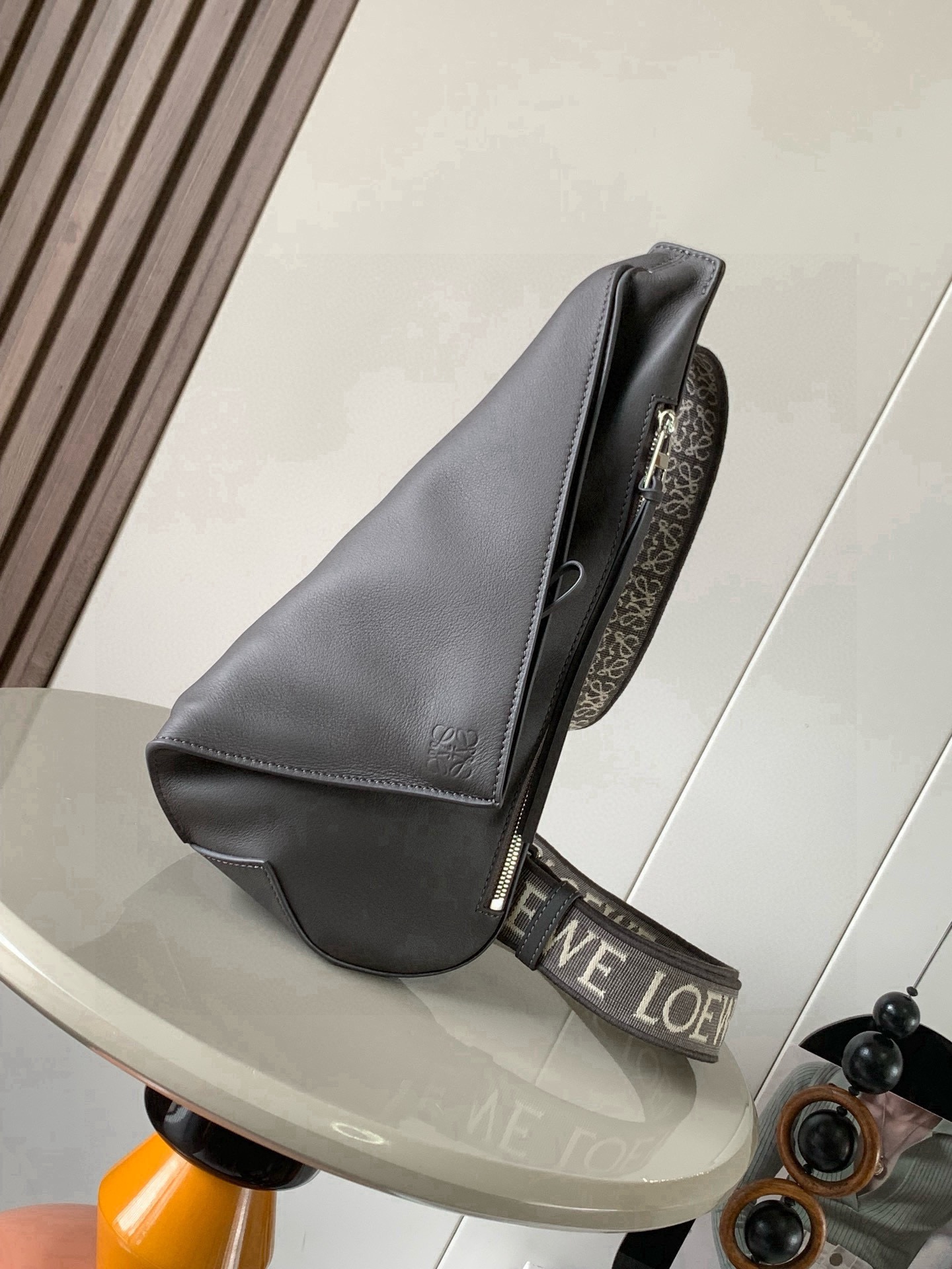 NO:854209,Men's Crossbody Bag Chest Bag Soft Smooth Calf Leather and Jacquard Anton Sling Simple and practical Sling bag with adjustable fabric straps and zip top designed to fold when in use and secure with snaps This version is made from soft smooth calf leather and comes with LOEWE  The jacquard strap has two storage zipper pockets, one on the front and one on the side. It is suitable for holding personal mobile phones, car keys and other frequently accessed items. I have to praise its design. *Cow leather zipper puller*Herringbone cotton canvas lining*Anagram embossed Size 17.5cm～13cm～34cm Style No. 9052  Color ribbon gray coffee, Loewe, loewe, loewe, satchels, crossbody bags, cowhide19860909男士斜挎包胸包柔软光滑牛皮革和提花布Anton Sling简洁实用的Sling手袋带有可调节 织物肩带和拉链顶部设计使用时可以折叠并且可以用按扣固定此版本采用柔软光滑牛皮革制成配有 LOEWE 提花带子有两个收纳的拉链袋,一个在正面,一个是侧面侧面适合装一些贴身手机车钥匙这些经常要取拿的东西,不得不为他设计叫绝＊牛皮革拉链头＊人字纹棉质帆布衬里＊ Anagram 压纹 尺寸17.5cm～13cm～34cm 款号9052 颜色织带灰咖,罗意威,loewe,loewe,satchels,crossbody bags,cowhide,Bag