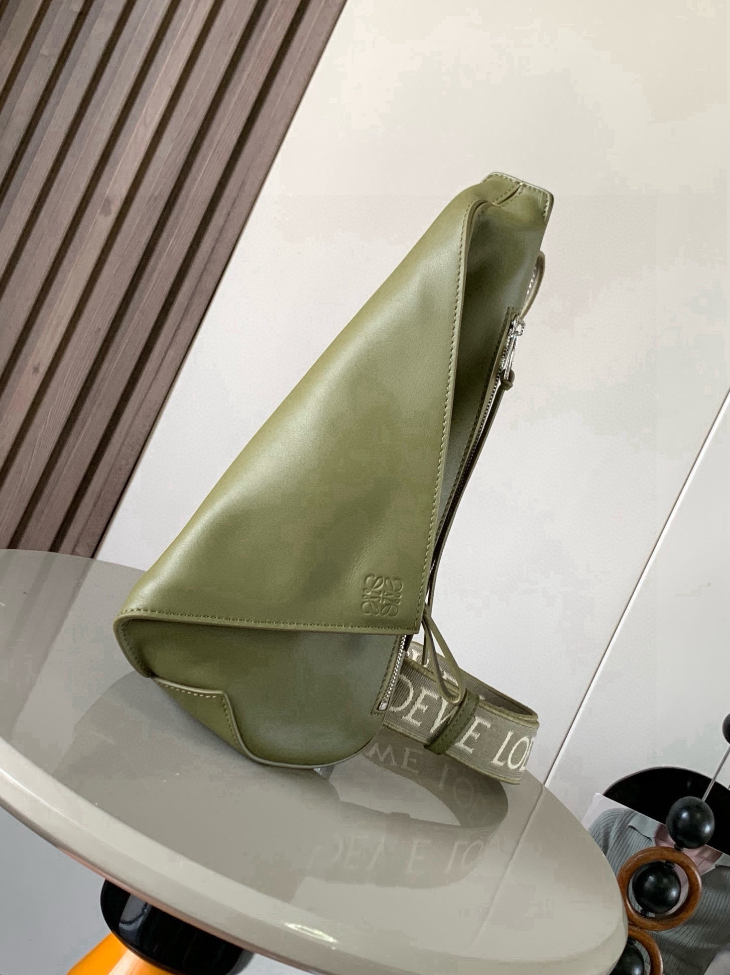 NO:854137,Men's Crossbody Bag Chest Bag Soft Smooth Calf Leather and Jacquard Anton Sling Simple and practical Sling bag with adjustable fabric straps and zip top designed to fold when in use and secure with snaps This version is made from soft smooth calf leather and comes with LOEWE  The jacquard strap has two storage zipper pockets, one on the front and one on the side. The side is suitable for holding some personal mobile phones, car keys and other things that need to be accessed frequently. I have to praise its design. *Cow leather zipper puller. Herringbone pattern cotton canvas lining.  bags, cowhide19860909男士斜挎包胸包柔软光滑牛皮革和提花布Anton Sling简洁实用的Sling手袋带有可调节 织物肩带和拉链顶部设计使用时可以折叠并且可以用按扣固定此版本采用柔软光滑牛皮革制成配有 LOEWE 提花带子有两个收纳的拉链袋,一个在正面,一个是侧面侧面适合装一些贴身手机车钥匙这些经常要取拿的东西,不得不为他设计叫绝＊牛皮革拉链头人字纹棉质帆布衬里＊ Anagram 压纹 尺寸17.5cm～13cm～34cm 款号9052 颜色织带橄榄绿,罗意威,loewe,loewe,satchels,crossbody bags,cowhide,Bag