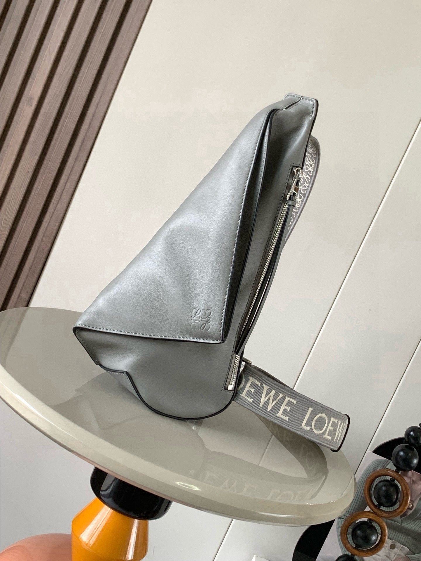 NO:854145,Men's Crossbody Bag Chest Bag Soft Smooth Calf Leather and Jacquard Anton Sling Simple and practical Sling bag with adjustable fabric straps and zip top designed to fold when in use and secure with snaps This version is made from soft smooth calf leather and comes with LOEWE  The jacquard strap has two storage zipper pockets, one on the front and one on the side. It is suitable for holding personal mobile phones, car keys and other frequently accessed items. I have to praise its design. *Cow leather zipper puller*Herringbone cotton canvas lining*Anagram embossed Size 17.5cm～13cm～34cm Style No. 9052  Color ribbon pearl gray,loewe,loewe,loewe,satchels,crossbody bags,cowhide19860909男士斜挎包胸包柔软光滑牛皮革和提花布Anton Sling简洁实用的Sling手袋带有可调节 织物肩带和拉链顶部设计使用时可以折叠并且可以用按扣固定此版本采用柔软光滑牛皮革制成配有 LOEWE 提花带子有两个收纳的拉链袋,一个在正面,一个是侧面侧面适合装一些贴身手机车钥匙这些经常要取拿的东西,不得不为他设计叫绝＊牛皮革拉链头＊人字纹棉质帆布衬里＊ Anagram 压纹 尺寸17.5cm～13cm～34cm 款号9052 颜色织带珍珠灰,罗意威,loewe,loewe,satchels,crossbody bags,cowhide,Bag