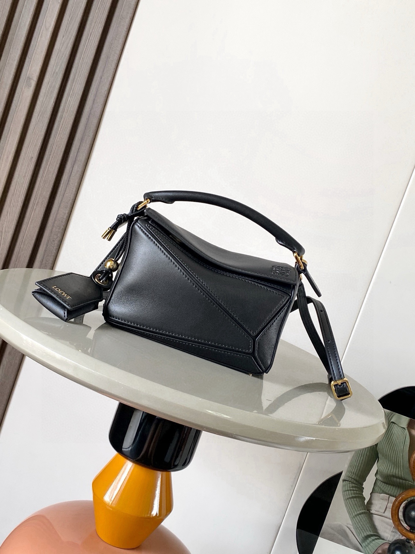 NO:854154,New version of the Geometric Bag Mini Nappa Lamb Leather Featherlight Puzzle Bag,  The original imported Napa calfskin outlines a cuboid shape with unique geometric lines. The soft and lightweight Napa leather injects a casual and lazy style into the handbag. *Can be carried on the shoulder, crossbody or handheld*Detachable and adjustable shoulder strap, decorated with rotating buckle*Zipper  Closure, articulated zipper pull * One external zipped back pocket, one internal slip pocket * Removable, with secret pocket and balloon dice * Rectangular metal feet * This smaller version is made from soft Nappa calf leather * Small Puzzle  Can hold, for example, a large wallet, mobile phones and sunglasses of all sizes. Can be carried diagonally, on the shoulder, in the hand or by the top handle *Detachable Color Black Style No. 9098 Size 18CM～12.5CM～7.5CM, Loewe, loewe, wallets, cowhide, sheepskin19860909新版本几何包迷你纳帕羊皮革 Featherlight Puzzle 手袋, 原厂进口纳帕小牛皮以别具一格的几何线条勾勒长方体造型.柔软轻盈的纳帕皮革为手袋注入随性慵懒的风格.*可肩背、斜挎或手提*可拆卸可调节肩带,饰有旋转卡扣*拉链开合,铰接式拉链头*一个外部拉链后袋,一个内部插袋*可拆卸,饰有隐秘口袋和气球骰子*长方形金属脚钉*这个小尺寸版本采用柔软纳帕小牛皮革制成＊小号Puzzle 可以容纳例如一只大号钱包所有尺寸的手机和太阳镜斜、肩背、手拿或顶部提手携带＊可拆卸 颜色黑色 款号9098 尺寸18CM～12.5CM～7.5CM,罗意威,loewe,wallets,cowhide,sheepskin,Bag