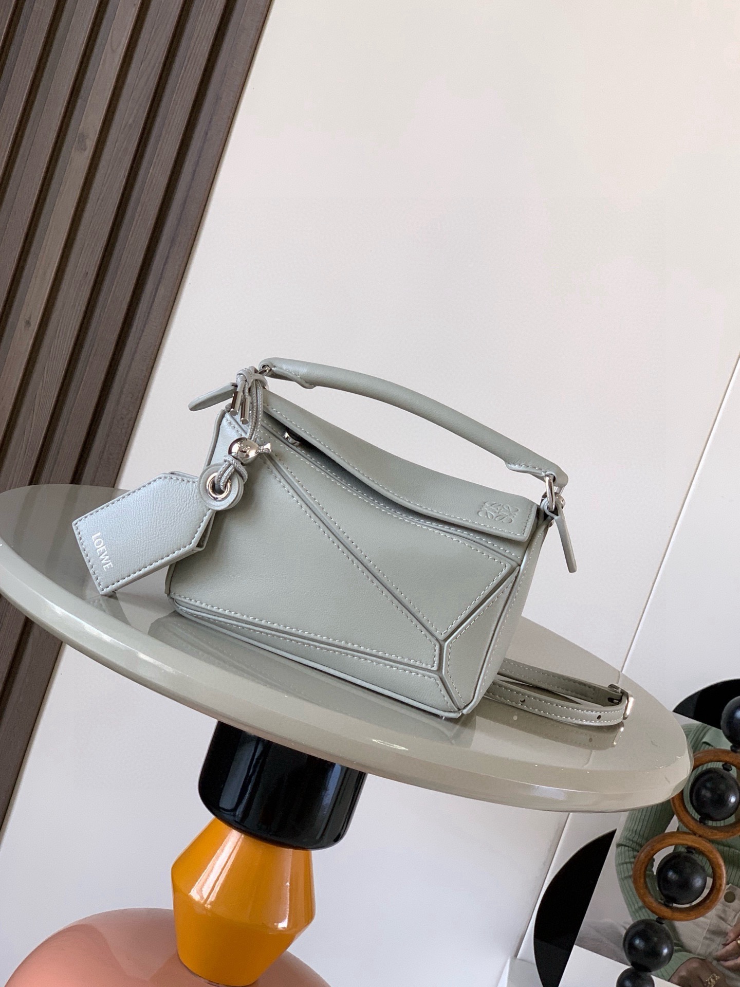 NO:854176,New version of the Geometric Bag Mini Nappa Lamb Leather Featherlight Puzzle Bag,  The original imported Napa calfskin outlines a cuboid shape with unique geometric lines. The soft and lightweight Napa leather injects a casual and lazy style into the handbag. *Can be carried on the shoulder, crossbody or handheld*Detachable and adjustable shoulder strap, decorated with rotating buckle*Zipper  Closure, articulated zipper pull * One external zipped back pocket, one internal slip pocket * Removable, with secret pocket and balloon dice * Rectangular metal feet * This smaller version is made from soft Nappa calf leather * Small Puzzle  Can accommodate, for example, a large wallet, all sizes of mobile phones and sunglasses, carried diagonally, on the shoulder, in hand or by top handle *Detachable Color Space Gray Style No. 9098 Size 18CM～12.5CM～7.5CM, Loewe, loewe, wallets, cowhide, sheepskin19860909新版本几何包迷你纳帕羊皮革 Featherlight Puzzle 手袋, 原厂进口纳帕小牛皮以别具一格的几何线条勾勒长方体造型.柔软轻盈的纳帕皮革为手袋注入随性慵懒的风格.*可肩背、斜挎或手提*可拆卸可调节肩带,饰有旋转卡扣*拉链开合,铰接式拉链头*一个外部拉链后袋,一个内部插袋*可拆卸,饰有隐秘口袋和气球骰子*长方形金属脚钉*这个小尺寸版本采用柔软纳帕小牛皮革制成＊小号Puzzle 可以容纳例如一只大号钱包所有尺寸的手机和太阳镜斜、肩背、手拿或顶部提手携带＊可拆卸 颜色太空灰 款号9098 尺寸18CM～12.5CM～7.5CM,罗意威,loewe,wallets,cowhide,sheepskin,Bag
