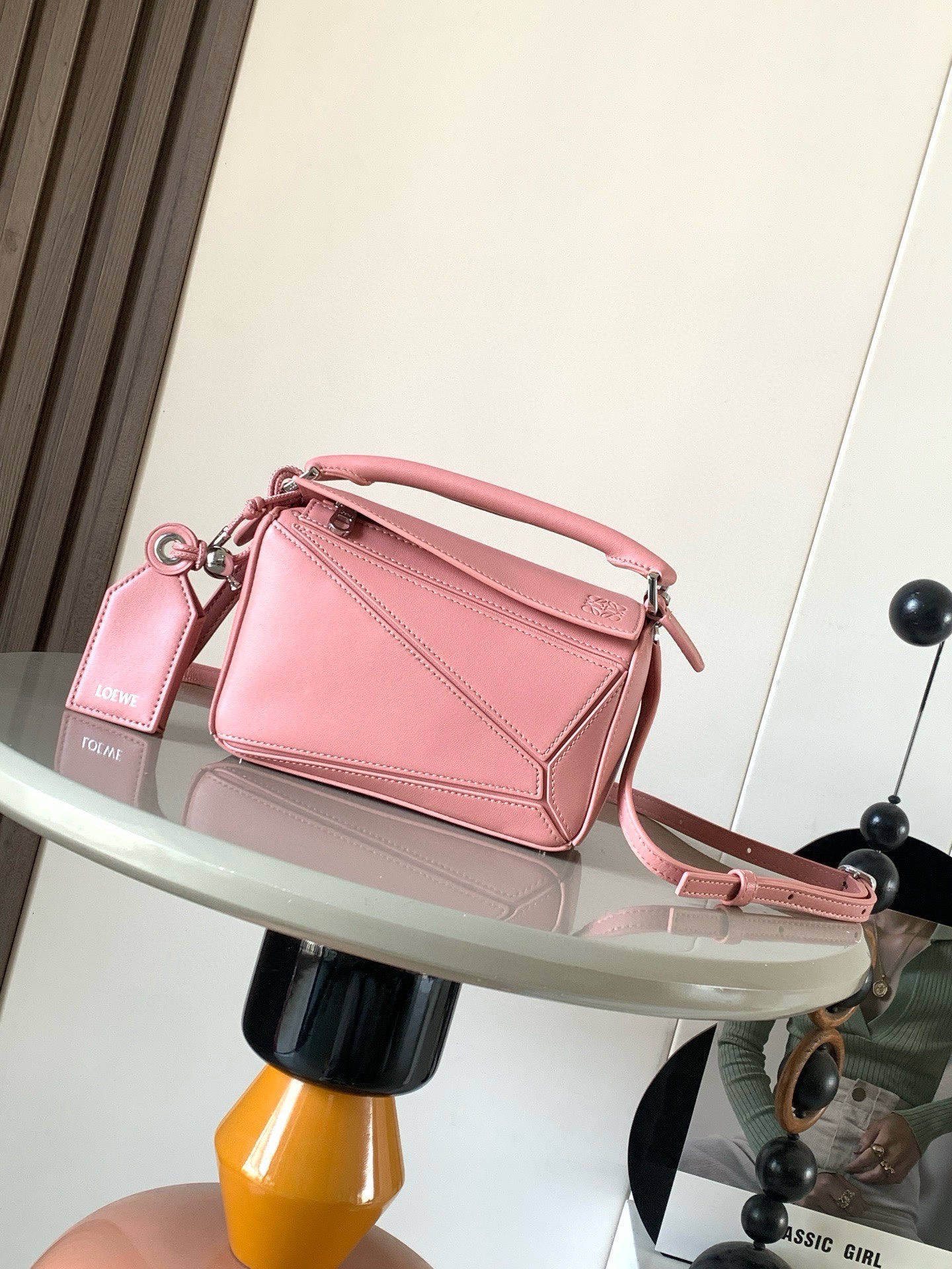 NO:854215,New version of the Geometric Bag Mini Nappa Lamb Leather Featherlight Puzzle Bag,  The original imported Napa calfskin outlines a cuboid shape with unique geometric lines. The soft and lightweight Napa leather injects a casual and lazy style into the handbag. *Can be carried on the shoulder, crossbody or handheld*Detachable and adjustable shoulder strap, decorated with rotating buckle*Zipper  Closure, articulated zipper pull * One external zipped back pocket, one internal slip pocket * Removable, with secret pocket and balloon dice * Rectangular metal feet * This smaller version is made from soft Nappa calf leather * Small Puzzle  Can hold, for example, a large wallet, all sizes of cell phones and sunglasses, carried diagonally, on the shoulder, in hand or by top handle *Detachable Color Rouge Style No. 9098 Size 18CM～12.5CM～7.5CM, Loewe, loewe, wallets, cowhide, sheepskin19860909新版本几何包迷你纳帕羊皮革 Featherlight Puzzle 手袋, 原厂进口纳帕小牛皮以别具一格的几何线条勾勒长方体造型.柔软轻盈的纳帕皮革为手袋注入随性慵懒的风格.*可肩背、斜挎或手提*可拆卸可调节肩带,饰有旋转卡扣*拉链开合,铰接式拉链头*一个外部拉链后袋,一个内部插袋*可拆卸,饰有隐秘口袋和气球骰子*长方形金属脚钉*这个小尺寸版本采用柔软纳帕小牛皮革制成＊小号Puzzle 可以容纳例如一只大号钱包所有尺寸的手机和太阳镜斜、肩背、手拿或顶部提手携带＊可拆卸 颜色胭脂粉 款号9098 尺寸18CM～12.5CM～7.5CM,罗意威,loewe,wallets,cowhide,sheepskin,Bag