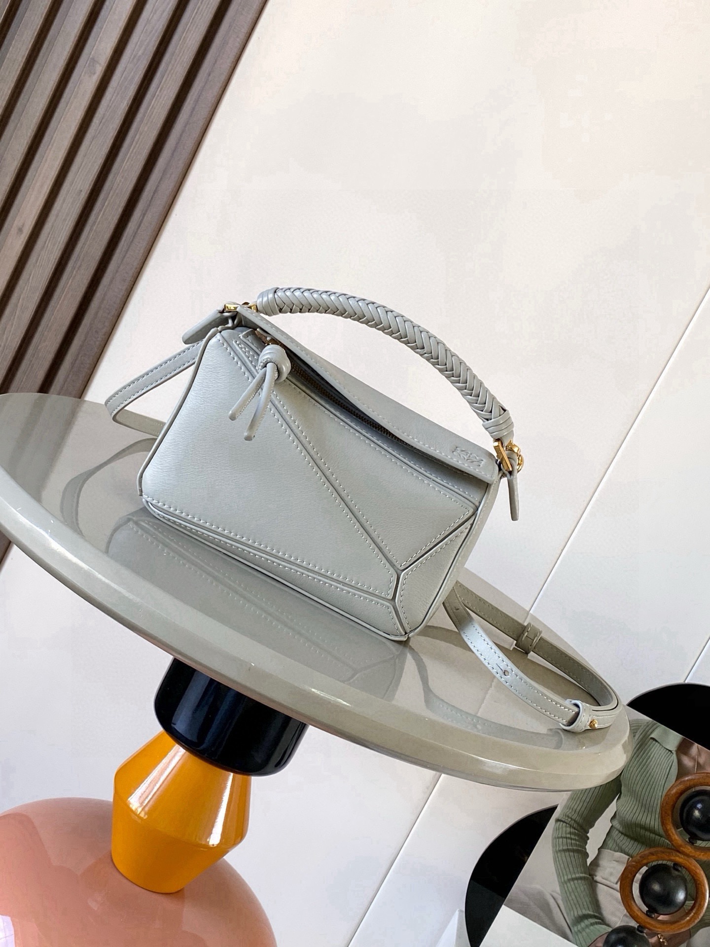 NO:854223,The new woven handle mini soft calfskin Puzzle handbag is the product of creative director Jonathan.  The cuboid shape and precise cutting techniques created the Puzzle's unique geometric lines for Jonathan Anderson's first handbag. This small version is crafted from supple calf leather with a unique woven top handle. *This small Puzzle  Bag can hold, for example, a large wallet, all sizes of mobile phones and sunglasses Can be worn on the shoulder, cross-body, hand or hand Detachable and adjustable shoulder strap *Zip closure Calf leather zipper puller External zippered back pocket and an internal slip pocket *Can be customized with shoulder straps and personalized charms  Color space gray, Loewe, loewe, wallets, cowhide19860909新款编织手挽迷你柔软牛皮革Puzzle 手袋是创意总监乔纳森．安德森( Jonathan Anderson）为推出的首款手提包长方体形状和精确的切割技术创造了 Puzzle 独特的几何线条此小号版本采用柔软牛皮革制成搭配独特的编织手提.＊这款小号 Puzzle 手袋可容纳例如一只大号钱包所有尺寸的手机和太阳镜可肩背、斜挎、手提或手拿可拆卸可调节肩带＊拉链开合牛皮革拉链头外部拉链后袋和一个内部插袋＊可以使用肩带和个性化挂饰进行定制＊绒面革衬里＊ Anagram 压纹 尺寸18cm～12.5cm～8cm 款号9097 颜色太空灰,罗意威,loewe,wallets,cowhide,Bag