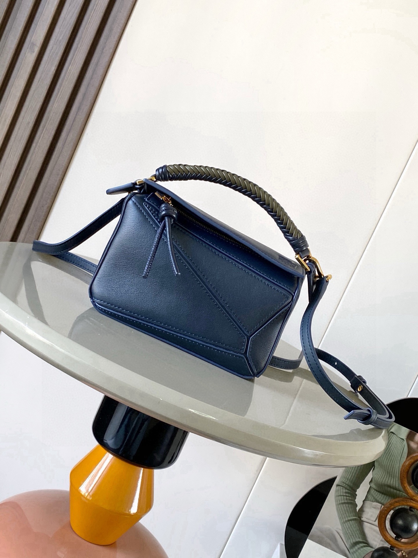 NO:854233,The new woven handle mini soft calfskin Puzzle handbag is the product of creative director Jonathan.  The first handbag launched by Jonathan Anderson, the cuboid shape and precise cutting techniques create the unique geometric lines of the Puzzle. This small version is made of soft calf leather with a unique woven top handle. *This small Puzzle  Bag can hold, for example, a large wallet All sizes of mobile phones and sunglasses Can be worn on the shoulder, cross-body, hand or hand Detachable and adjustable shoulder strap *Zip closure Calf leather zipper puller External zippered back pocket and an internal slip pocket *Can be customized with shoulder straps and personalized charms  Style number 9097, Loewe, loewe, wallets, cowhide19860909新款编织手挽迷你柔软牛皮革Puzzle 手袋是创意总监乔纳森．安德森( Jonathan Anderson）推出的首款手提包长方体形状和精确的切割技术创造了 Puzzle 独特的几何线条此小号版本采用柔软牛皮革制成搭配独特的编织手提.＊这款小号 Puzzle 手袋可容纳例如一只大号钱包所有尺寸的手机和太阳镜可肩背、斜挎、手提或手拿可拆卸可调节肩带＊拉链开合牛皮革拉链头外部拉链后袋和一个内部插袋＊可以使用肩带和个性化挂饰进行定制＊绒面革衬里＊ Anagram 压纹 尺寸18cm～12.5cm～8cm 款号9097,罗意威,loewe,wallets,cowhide,Bag
