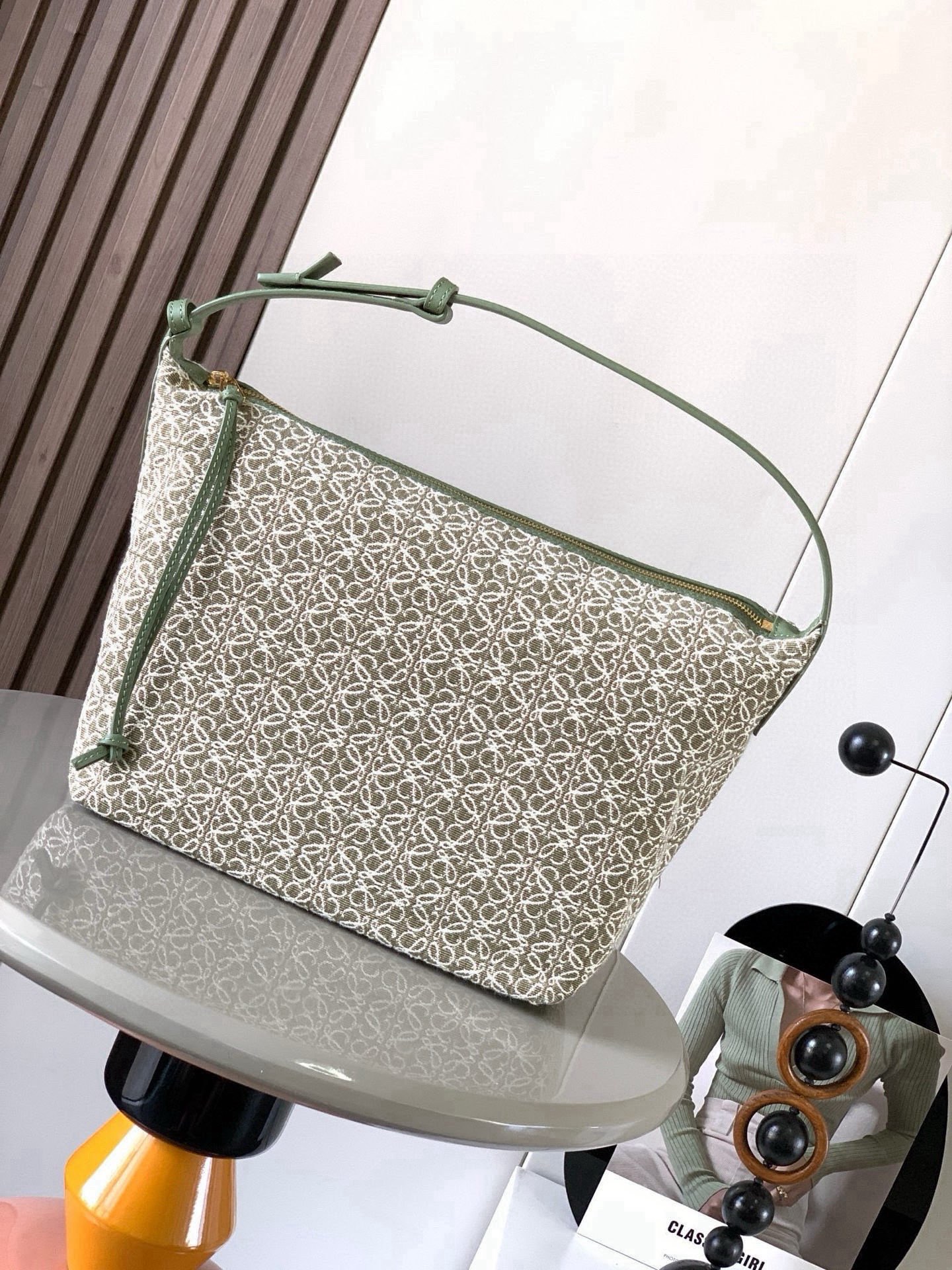 NO:854243,[Gift] Anagram jacquard and cow leather Cubi handbag large lunch bag ~ Cubi lunch box bag The happiness of this season is given by Cubi!  L0ewe's latest popular underarm bag, the Cubi embroidered design, has a sense of luxury. It can produce a wonderful chemical reaction with any plain white T-shirt. The adjustment function of the shoulder straps is also very attentive, without too much tediousness. Just click it lightly to free your hands. It looks good in the hand, under the armpits and on the shoulders. It has a large capacity and is very light!  It’s so cute, come on and start the “street bombing” mode. The Cubi Anagram bag is a roomy shoulder bag with a cow leather base and soft body. This version is made of cow leather and Anagram jacquard!  Large size: 35~21~16CM Style No. 9008 Color Green Flower, Loewe, loewe, cowhide19860909[礼物]Anagram 提花布和牛皮革 Cubi 手袋大号便当包～Cubi饭盒包这一季的快乐是Cubi给的！L0ewe 最新抢手腋下包 Cubi绣花设计自带高级感 随便搭件素色白T都能产生奇妙的化学反应肩带的调节功能也十分用心,没有过多的繁琐,轻轻一扣,解放双手,手提、腋下肩背都好看 容量大、自重还很轻！太可爱了快来开启“炸街”模式Cubi Anagram 包袋是一款宽敞的肩包,带有牛皮革底座和柔软的包身.这个版本采用牛皮革和 Anagram 提花布制成！ 大号尺寸:35~21~16CM 款号9008 颜色绿色小花,罗意威,loewe,cowhide,Bag
