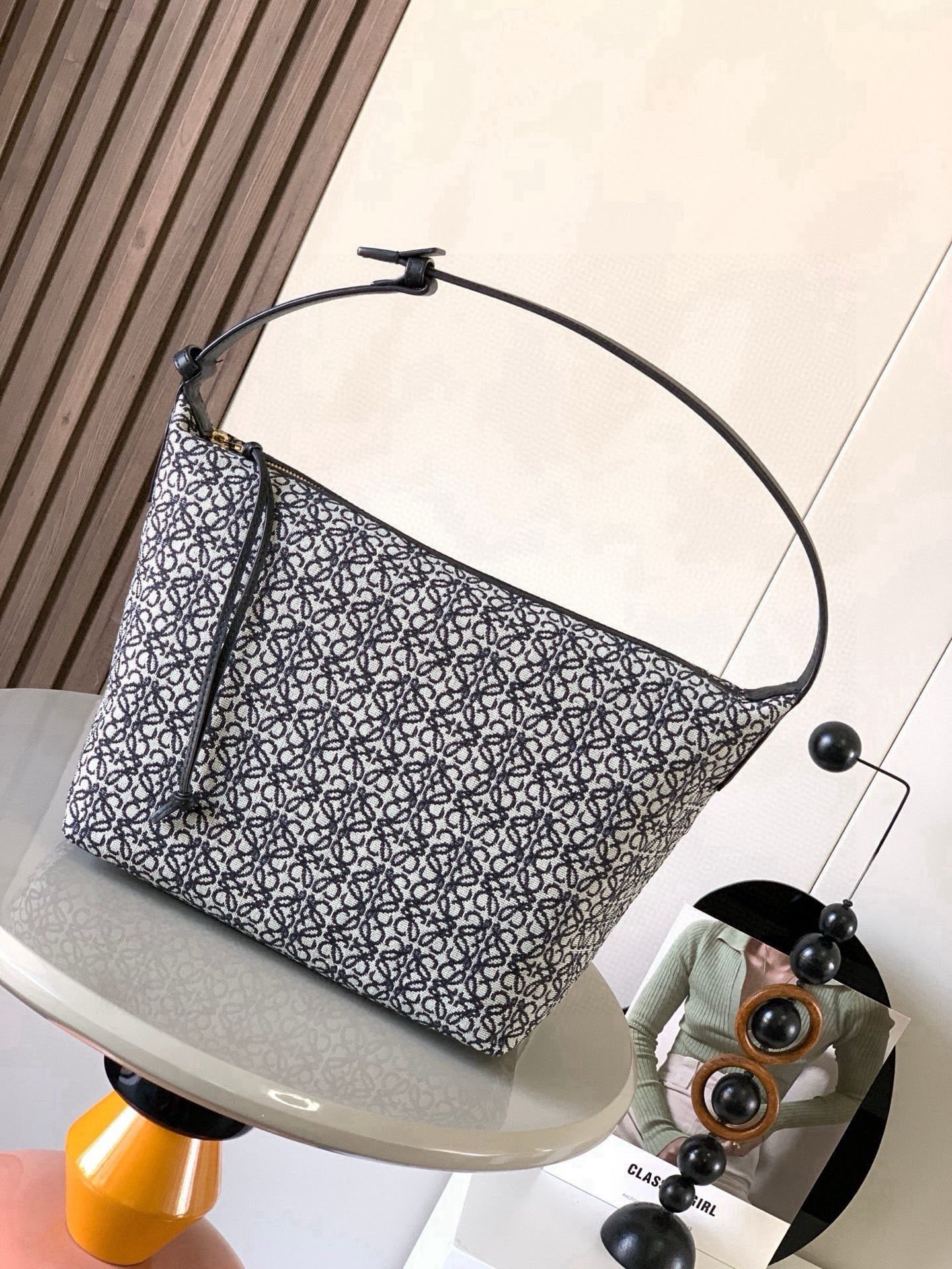 NO:854257,[Gift] Anagram jacquard and cow leather Cubi handbag large lunch bag ~ Cubi lunch box bag The happiness of this season is given by Cubi!  L0ewe's latest popular underarm bag, the Cubi embroidered design, has a sense of luxury. It can produce a wonderful chemical reaction with any plain white T-shirt. The adjustment function of the shoulder straps is also very attentive, without too much tediousness. Just click it lightly to free your hands. It looks good in the hand, under the armpits and on the shoulders. It has a large capacity and is very light!  It’s so cute, come on and start the “street bombing” mode. The Cubi Anagram bag is a roomy shoulder bag with a cow leather base and soft body. This version is made of cow leather and Anagram jacquard!  Large size: 35~21~16CM Style number 9008 Color blue and black flowers, Loewe, loewe, cowhide19860909[礼物]Anagram 提花布和牛皮革 Cubi 手袋大号便当包～Cubi饭盒包这一季的快乐是Cubi给的！L0ewe 最新抢手腋下包 Cubi绣花设计自带高级感 随便搭件素色白T都能产生奇妙的化学反应肩带的调节功能也十分用心,没有过多的繁琐,轻轻一扣,解放双手,手提、腋下肩背都好看 容量大、自重还很轻！太可爱了快来开启“炸街”模式Cubi Anagram 包袋是一款宽敞的肩包,带有牛皮革底座和柔软的包身.这个版本采用牛皮革和 Anagram 提花布制成！ 大号尺寸:35~21~16CM 款号9008 颜色蓝黑小花,罗意威,loewe,cowhide,Bag